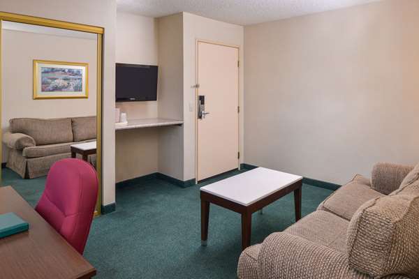 Suite - Quality Inn & Suites Walnut - CA 60, Exit 21