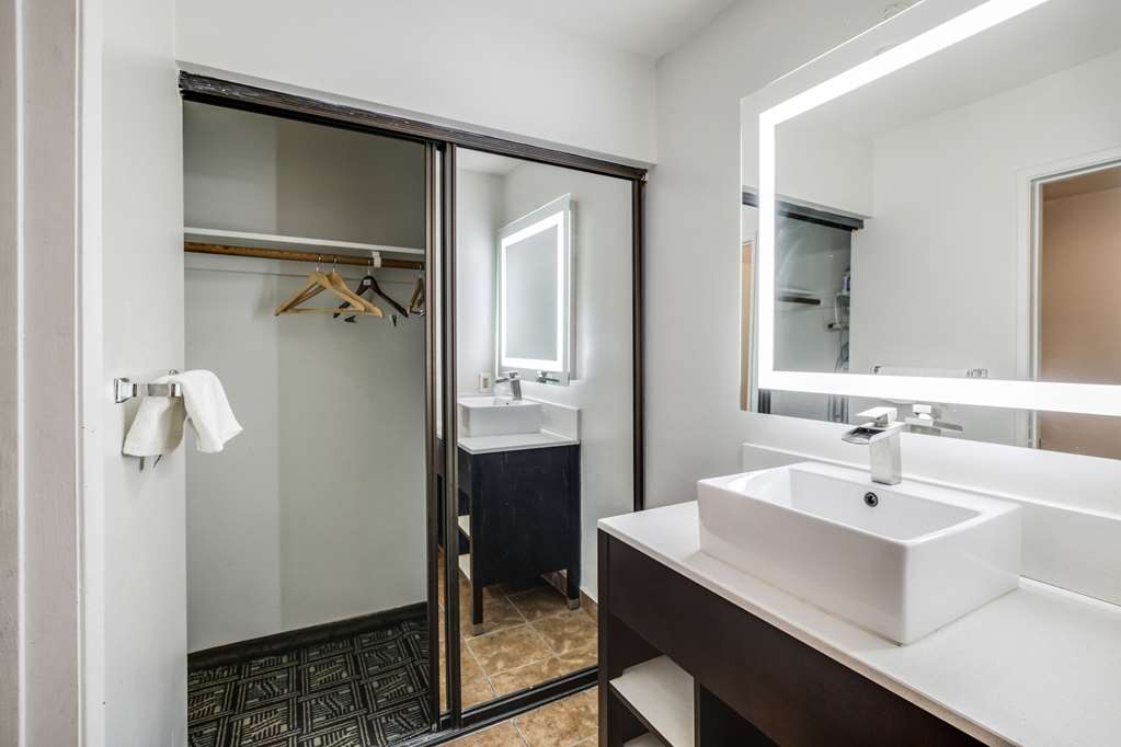 RODEWAY INN OLD TOWN TEMECULA-guestroom-Guest Room,Bathroom,On-Site.jpg