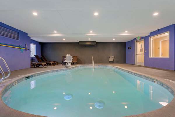 Pool - Comfort Suites Marysville