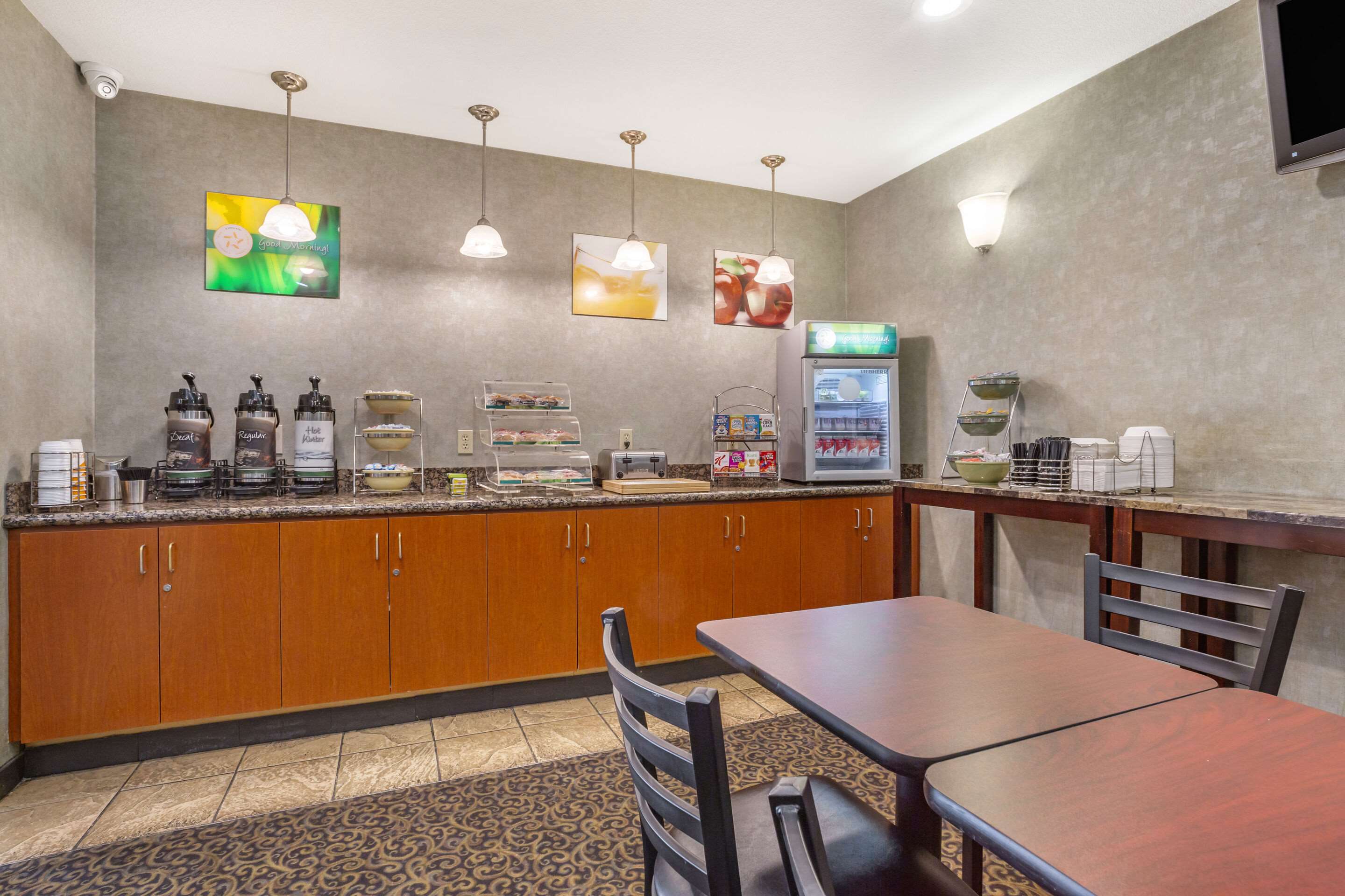 Breakfast area | Quality Inn & Suites