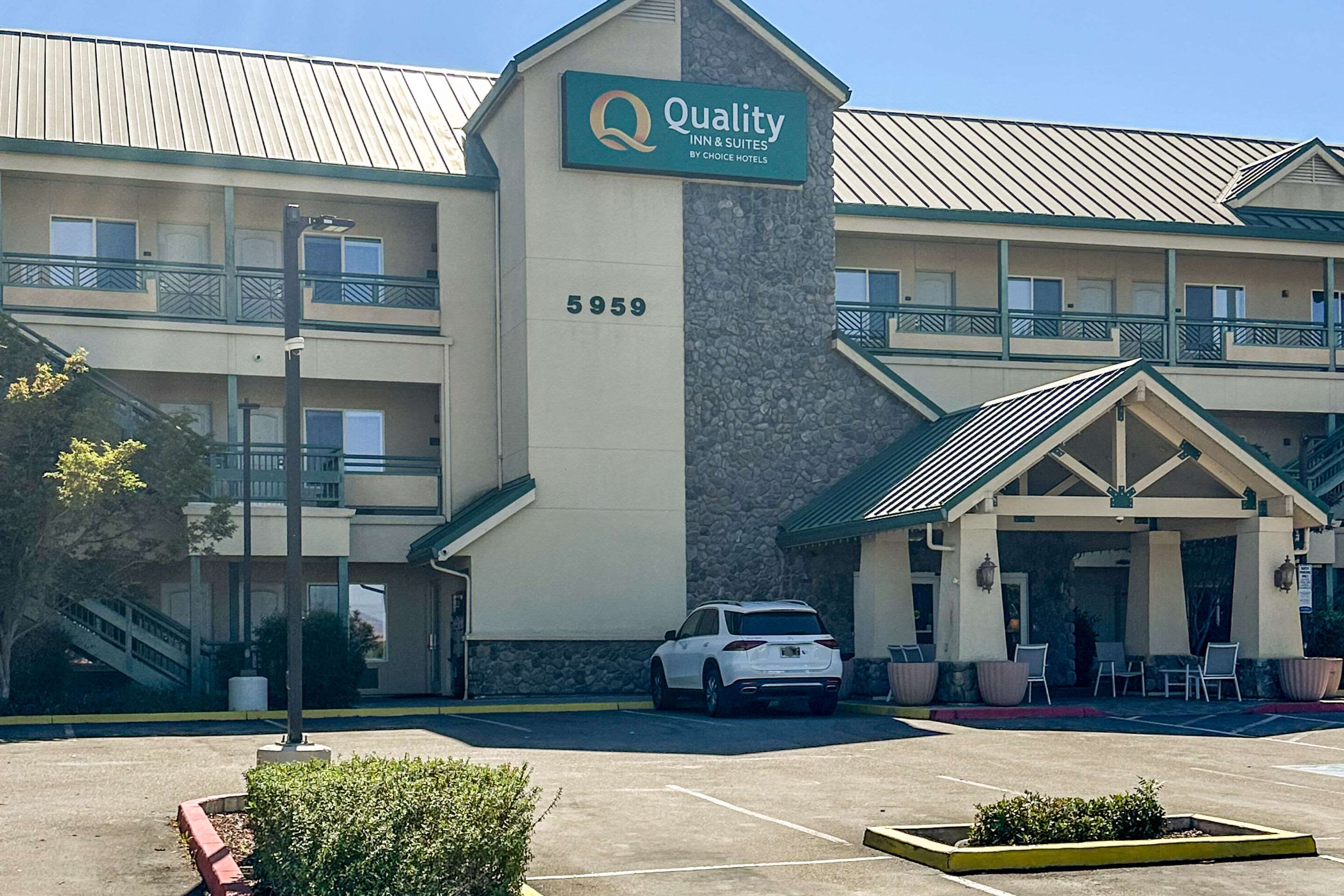 Hotel exterior | Quality Inn & Suites