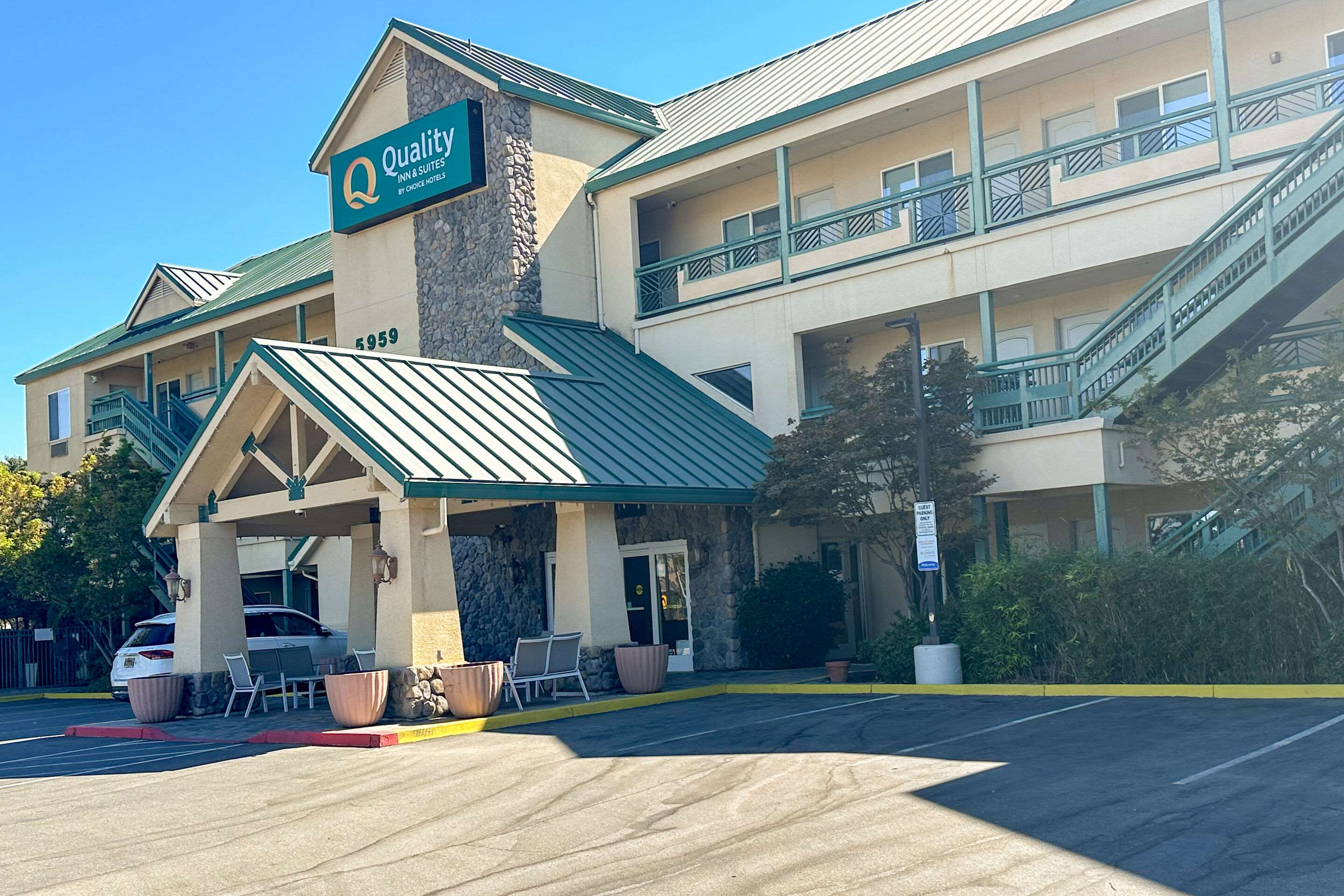 Hotel exterior | Quality Inn & Suites