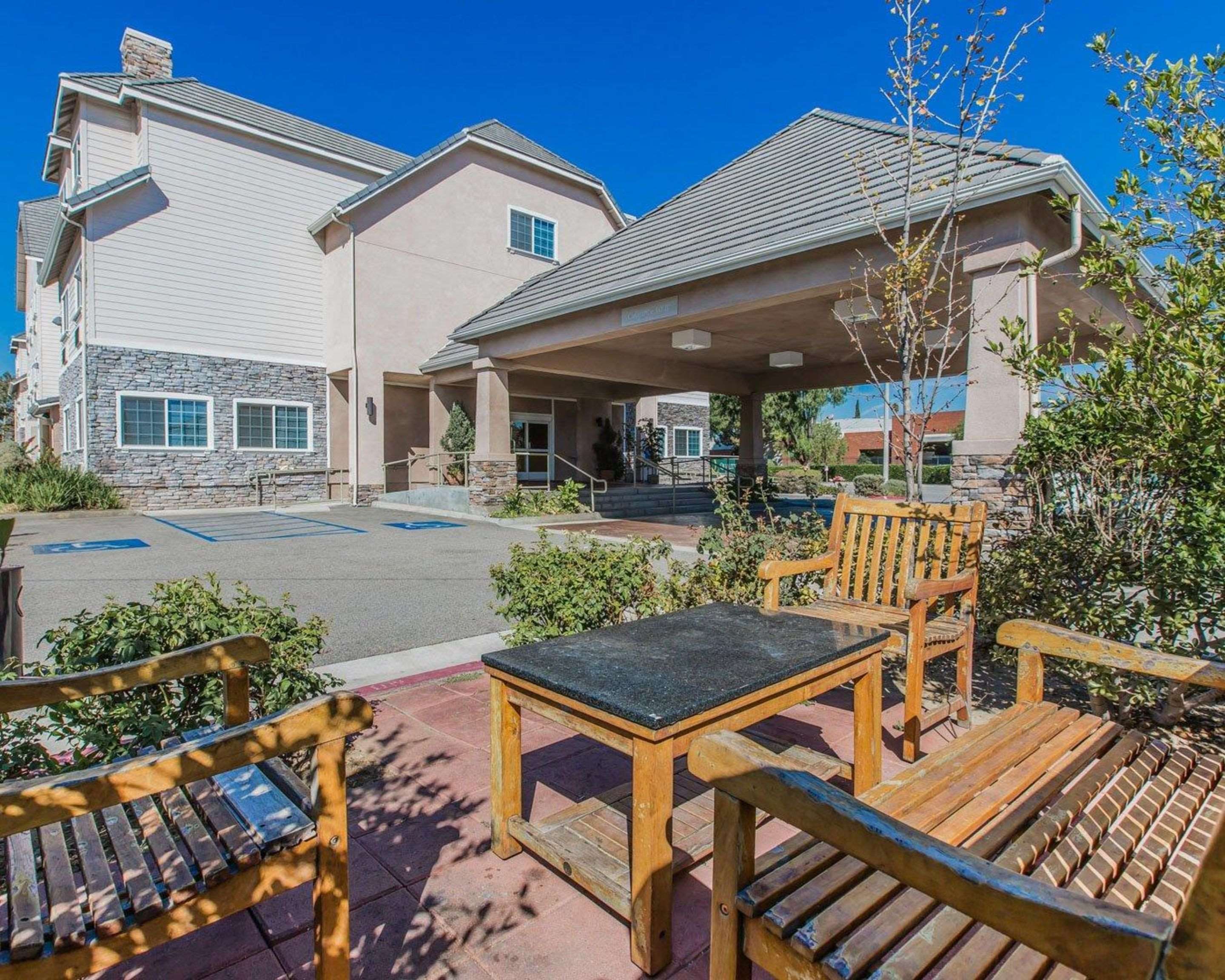 Picnic area | Quality Inn Rosemead - Los Angeles