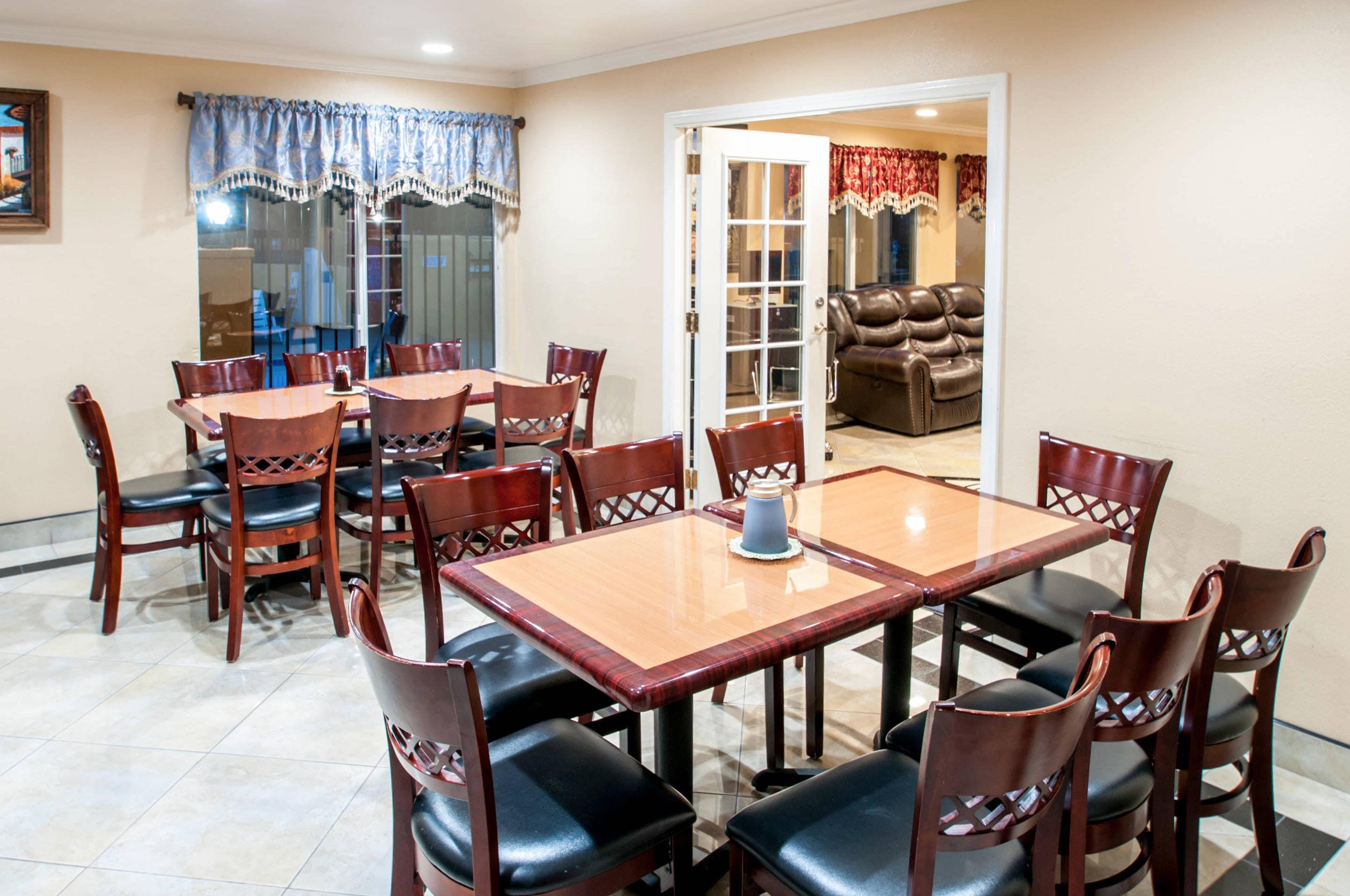 Enjoy breakfast in this seating area | Rodeway Inn San Diego Mission Valley/SDSU