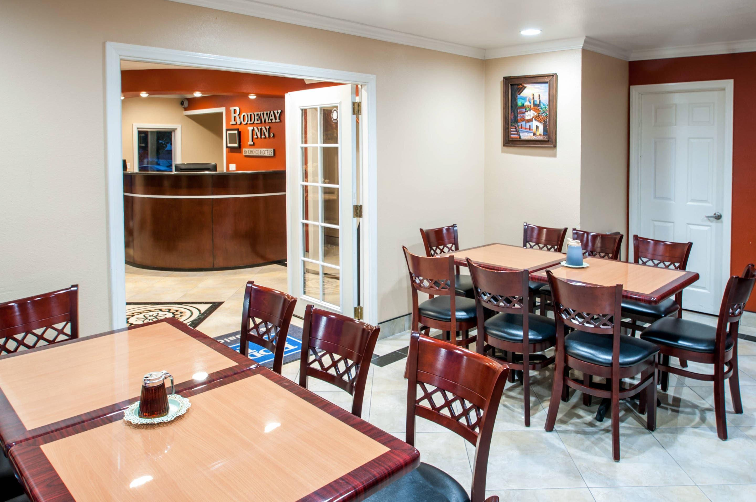 Enjoy breakfast in this seating area | Rodeway Inn San Diego Mission Valley/SDSU