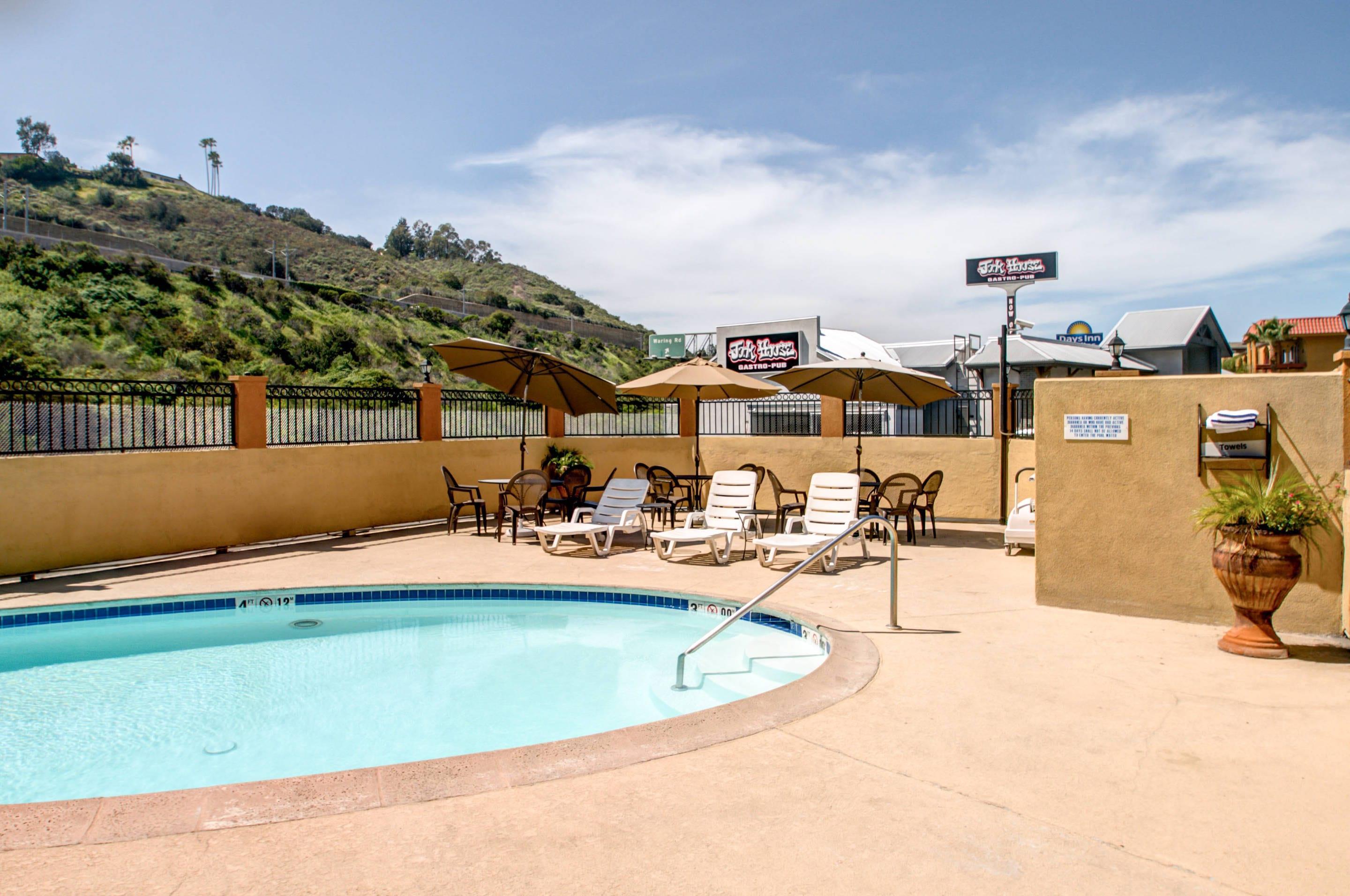 Outdoor pool | Rodeway Inn San Diego Mission Valley/SDSU