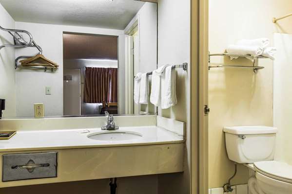  - Rodeway Inn Mills Mall Ontario