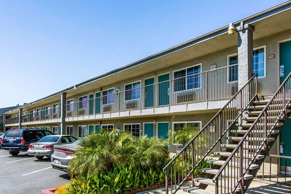 Exterior view - Rodeway Inn Mills Mall Ontario