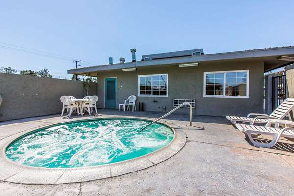 Pool - Rodeway Inn Mills Mall Ontario