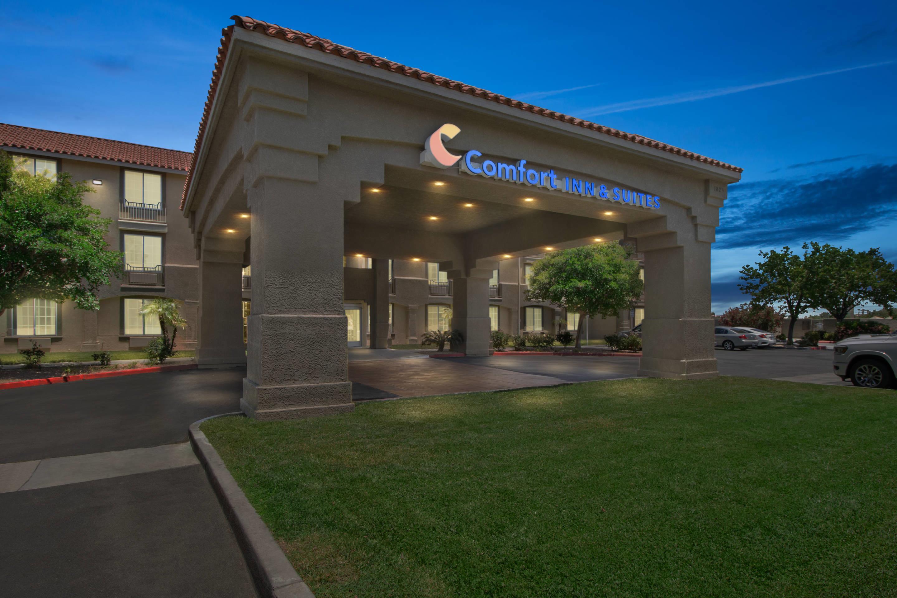 Hotel At Night | Comfort Inn & Suites Lancaster Antelope Valley