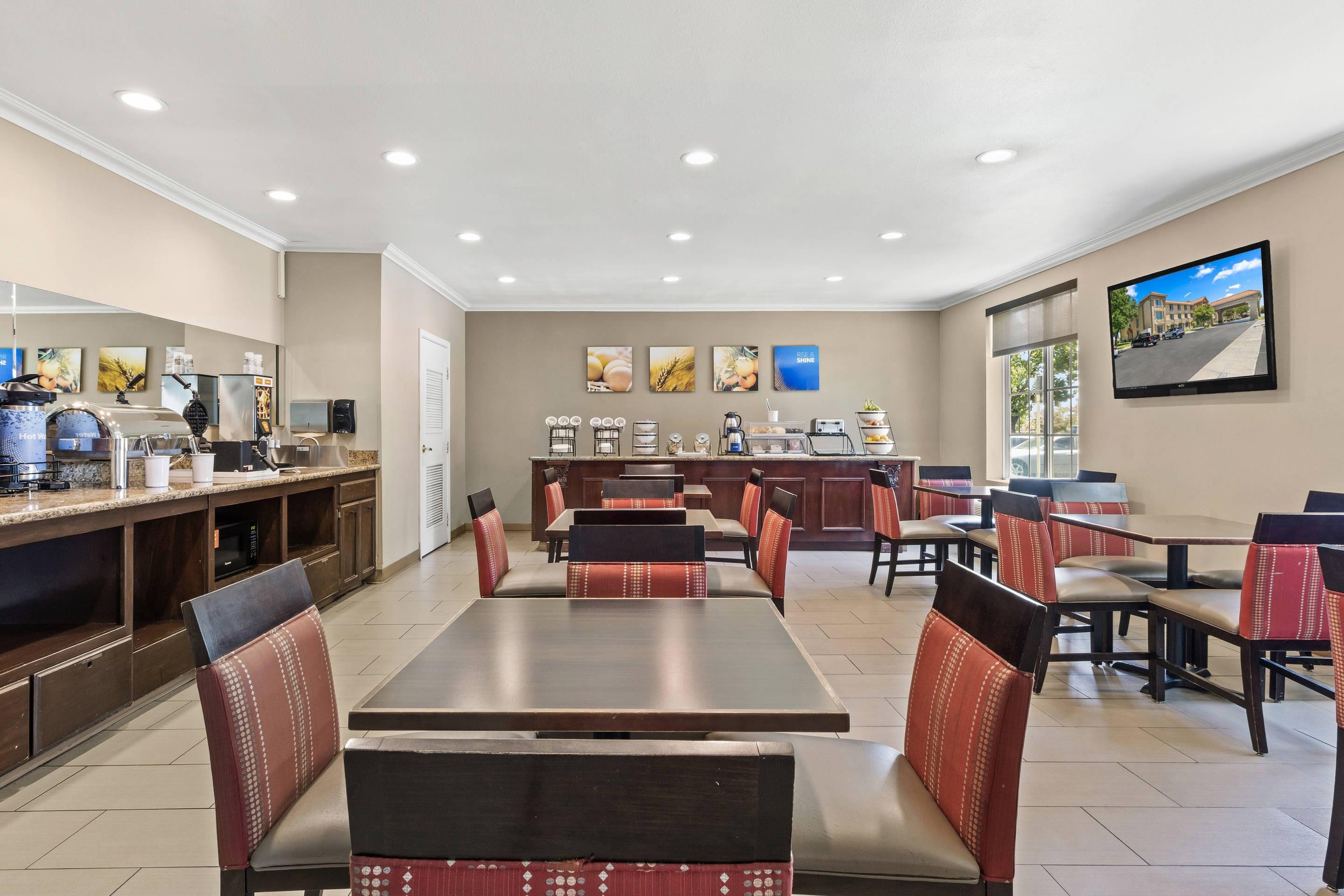 Breakfast area | Comfort Inn & Suites Lancaster Antelope Valley