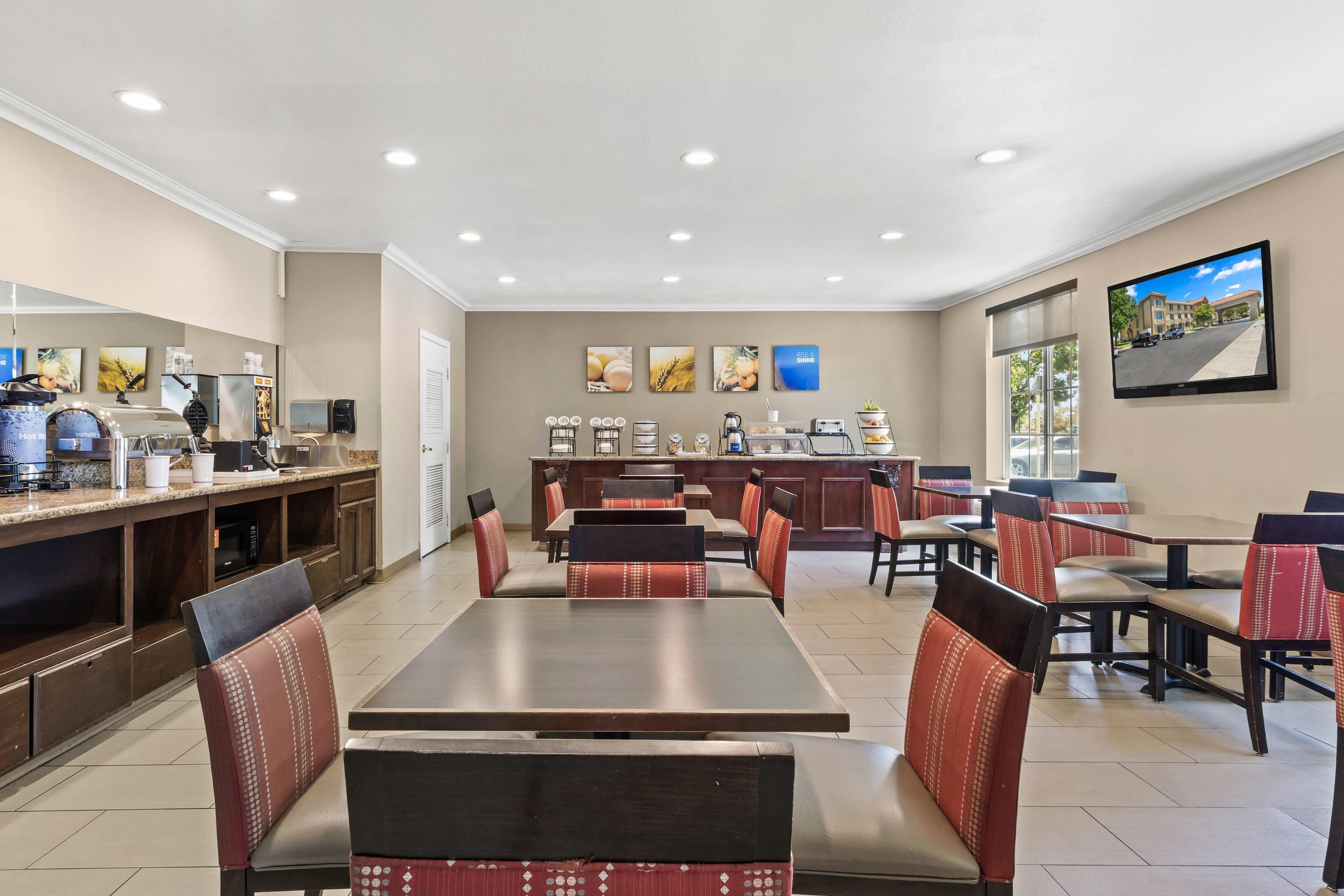 Breakfast area | Comfort Inn & Suites Lancaster Antelope Valley