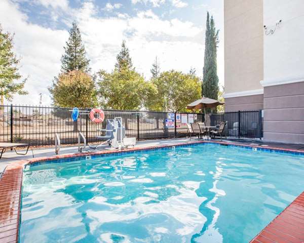 Pool - Comfort Suites Clovis