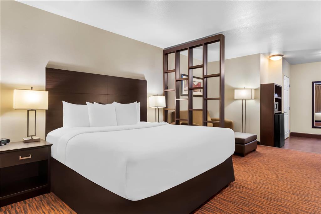 COMFORT SUITES CLOVIS-guestroom-Guest Room,Suite,On-Site.jpg