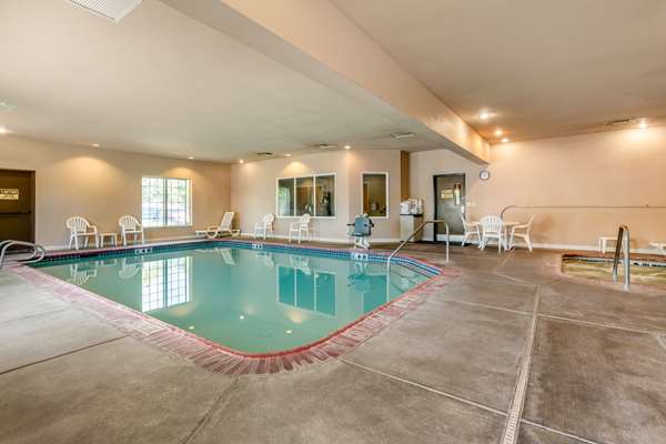 Pool - Comfort Inn & Suites Galt