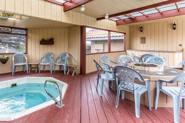 Pool - Quality Inn San Simeon