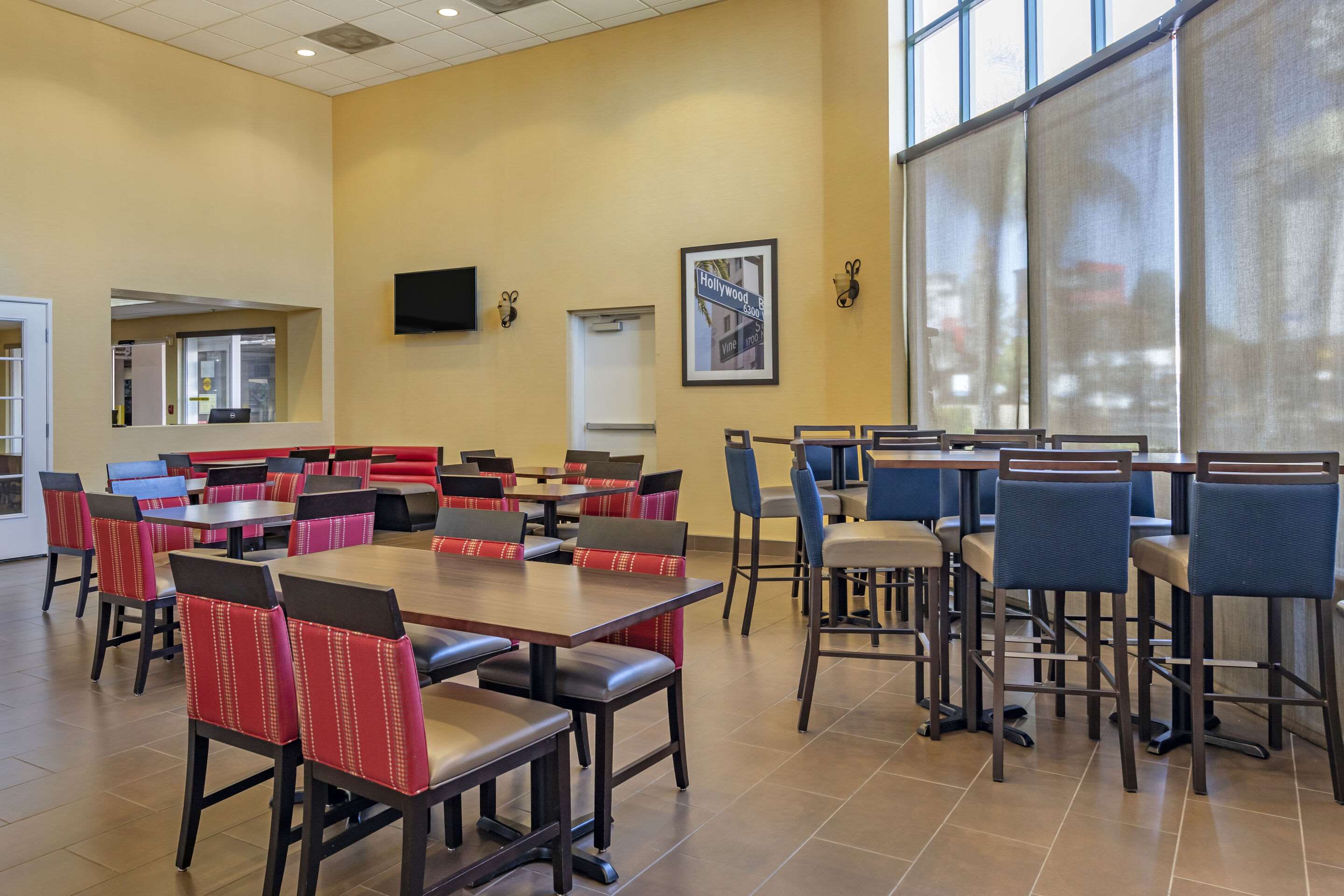 Breakfast area | Comfort Inn & Suites Near Universal - North Hollywood – Burbank