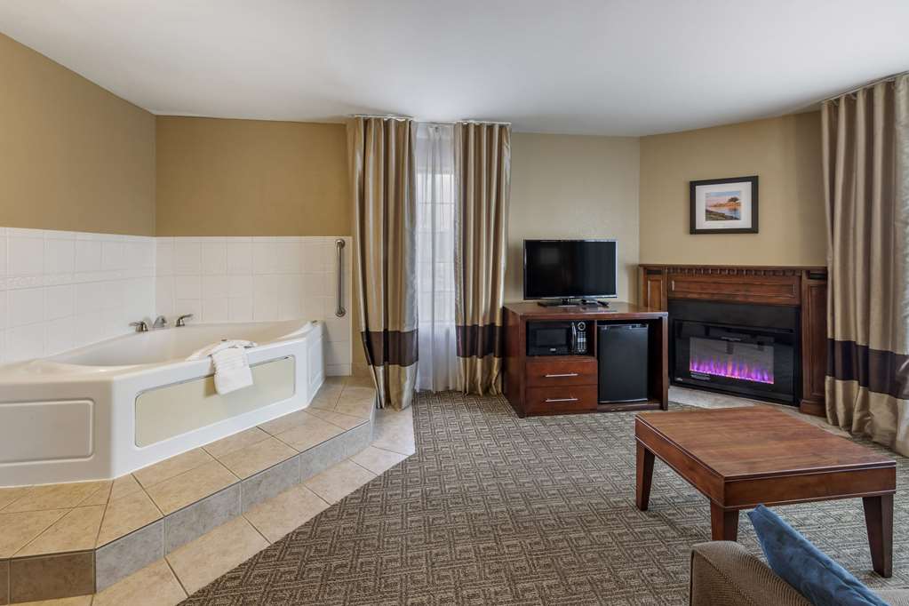 COMFORT INN AND SUITES VENTURA BEAC-guestroom-Guest Room,Suite,On-Site.jpg