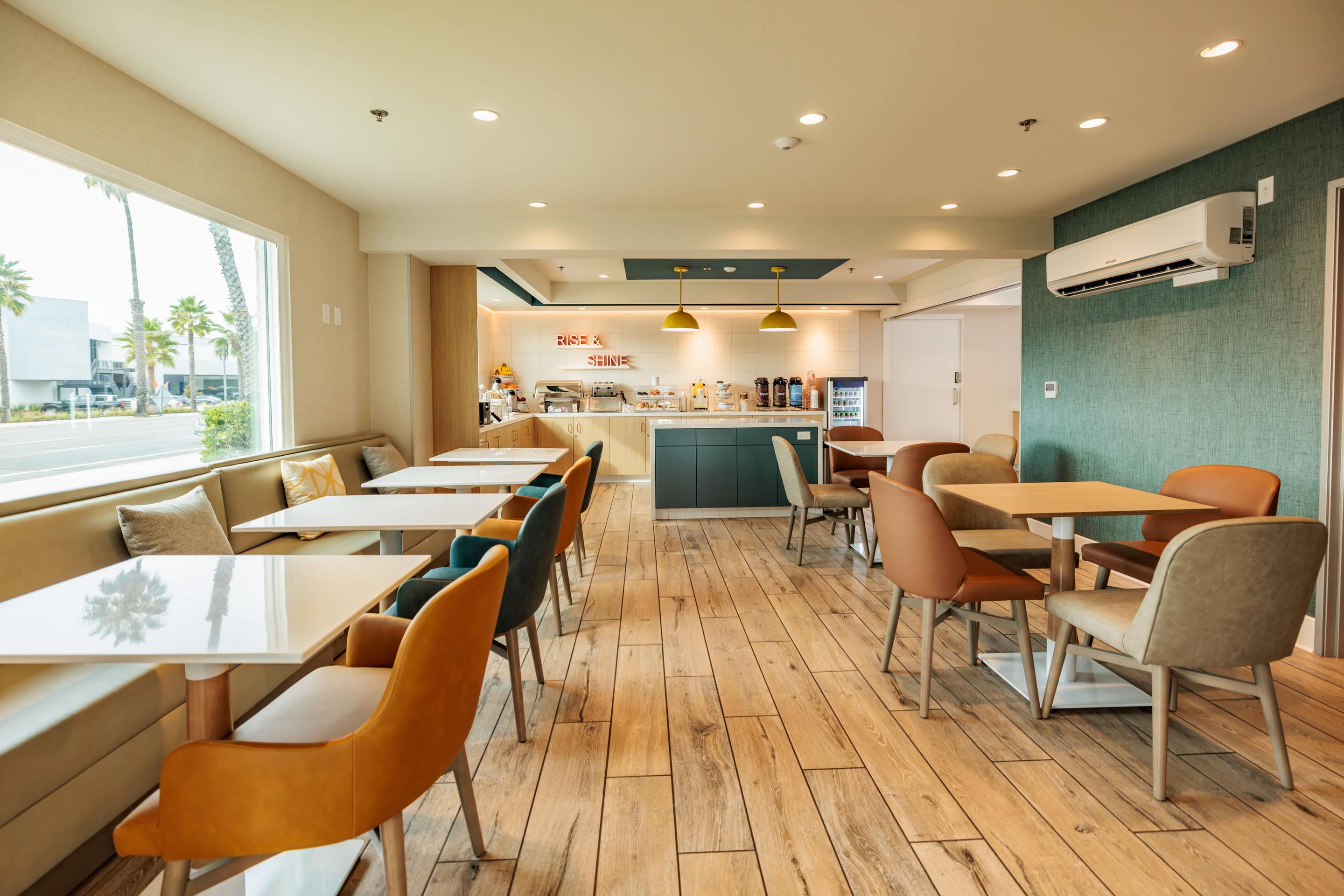 Enjoy breakfast in this seating area | Comfort Inn & Suites Ventura Beach
