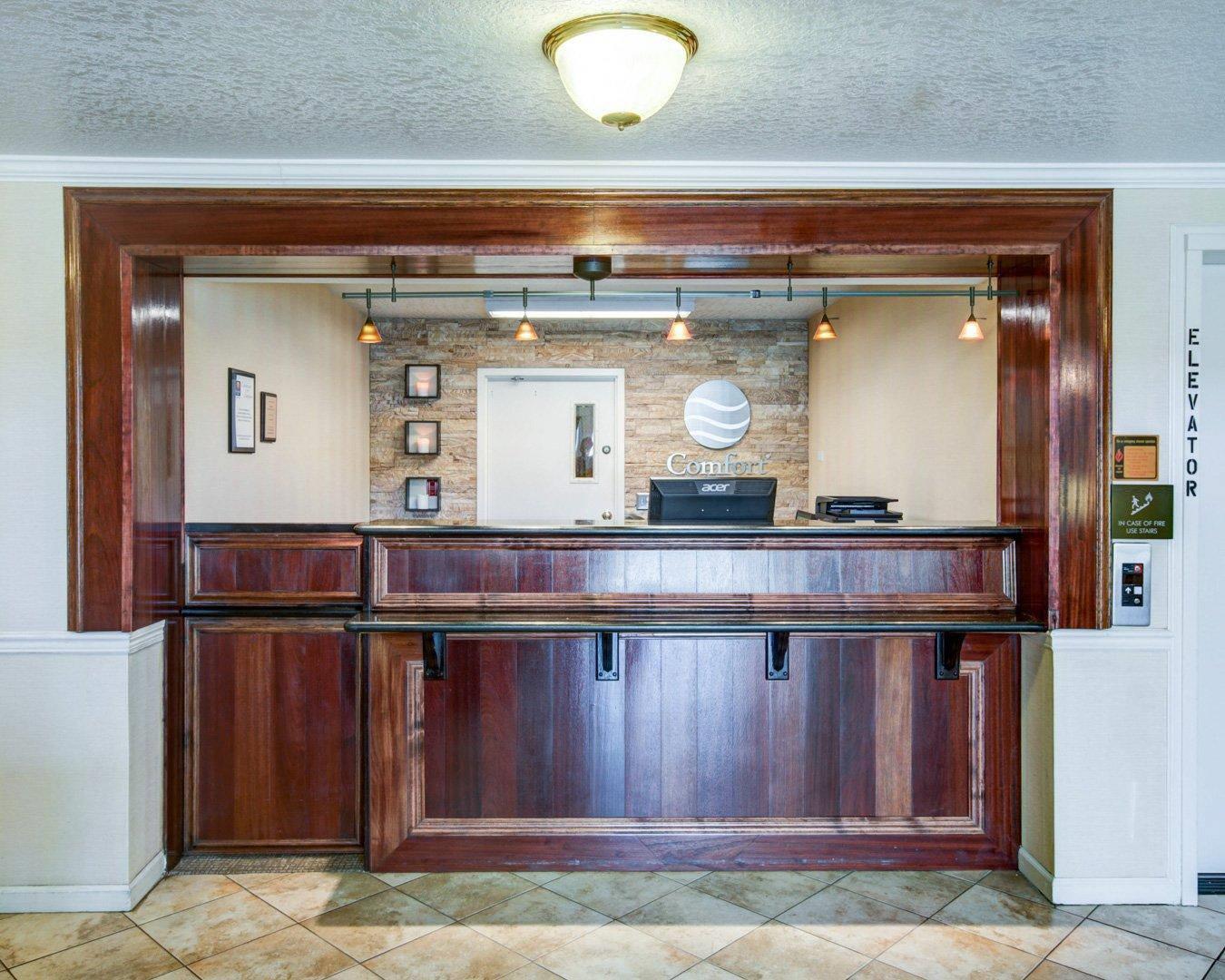 Front desk | Comfort Inn Redding