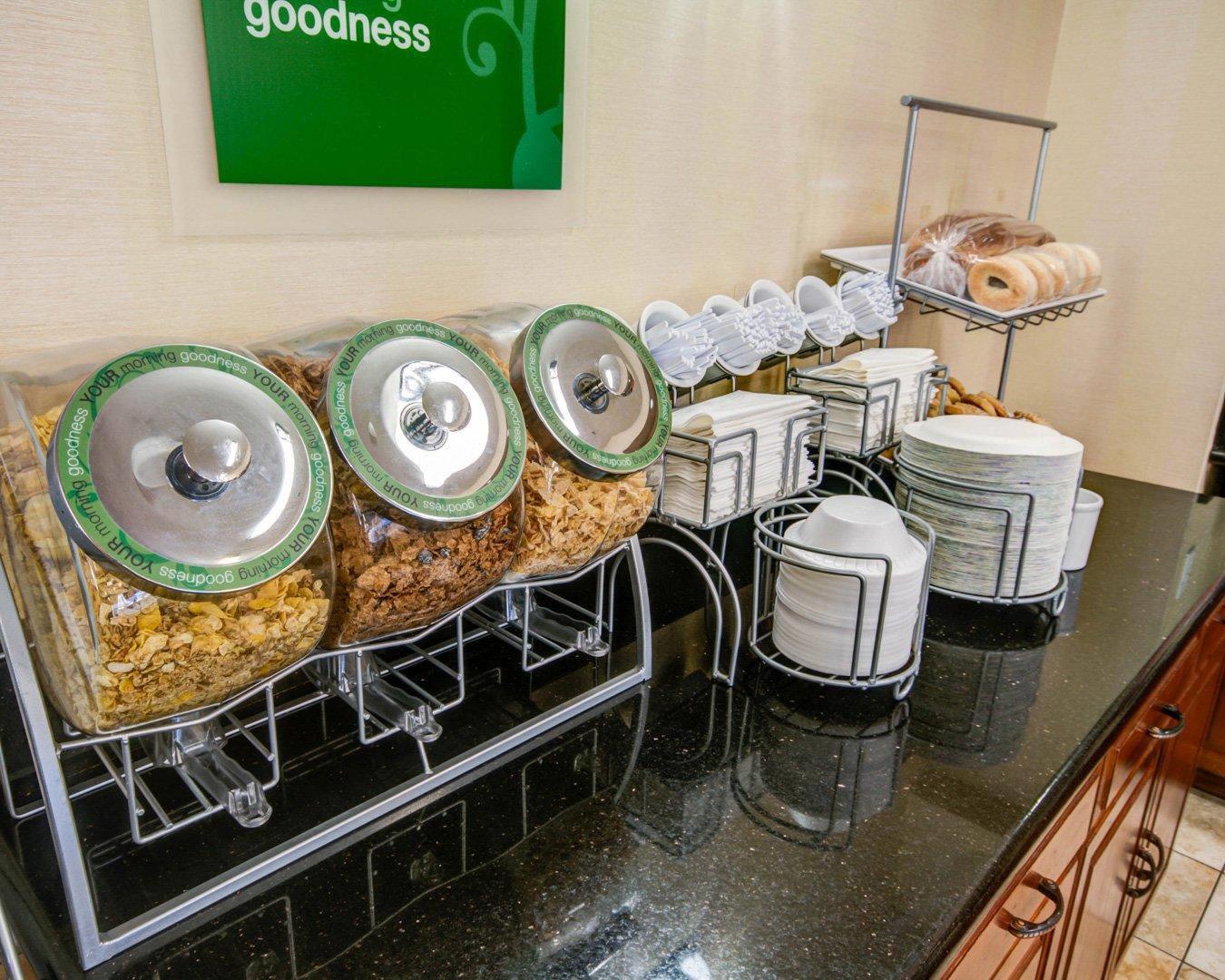 Breakfast area | Comfort Inn Redding