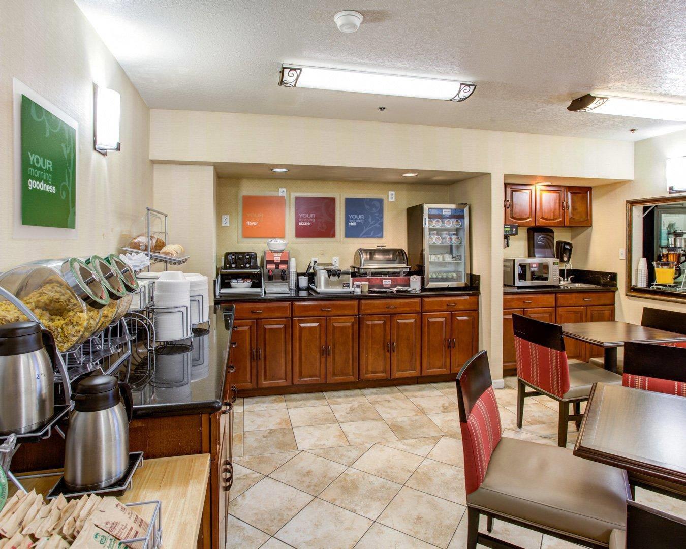 Breakfast area | Comfort Inn Redding