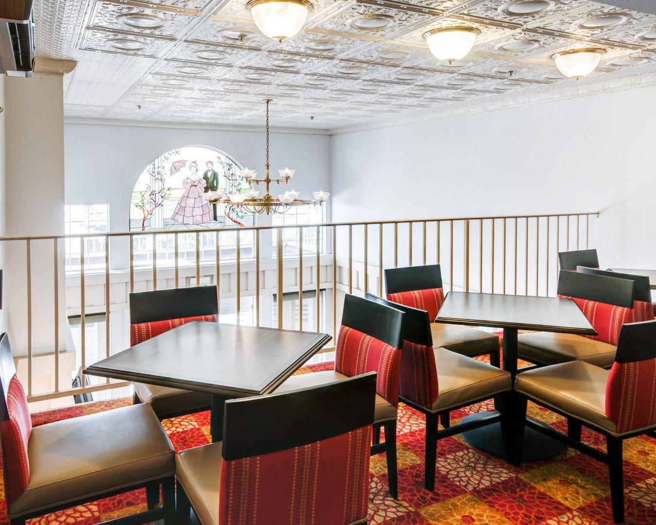 Enjoy breakfast in this seating area | Comfort Inn Redding