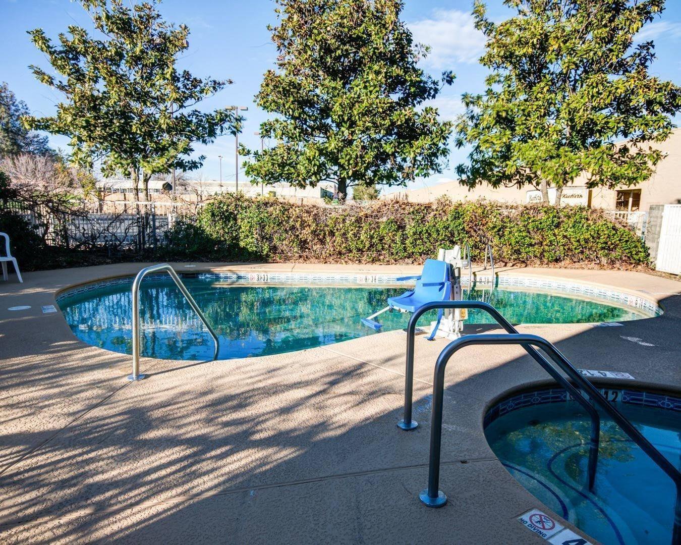 Outdoor pool with hot tub and sundeck | Comfort Inn Redding