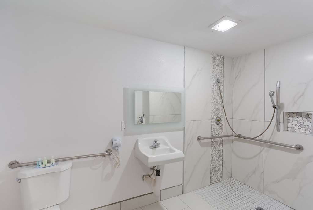 QUALITY INN REDDING NEAR I-5-guestroom-Guest Room,Bathroom,On-Site.jpg