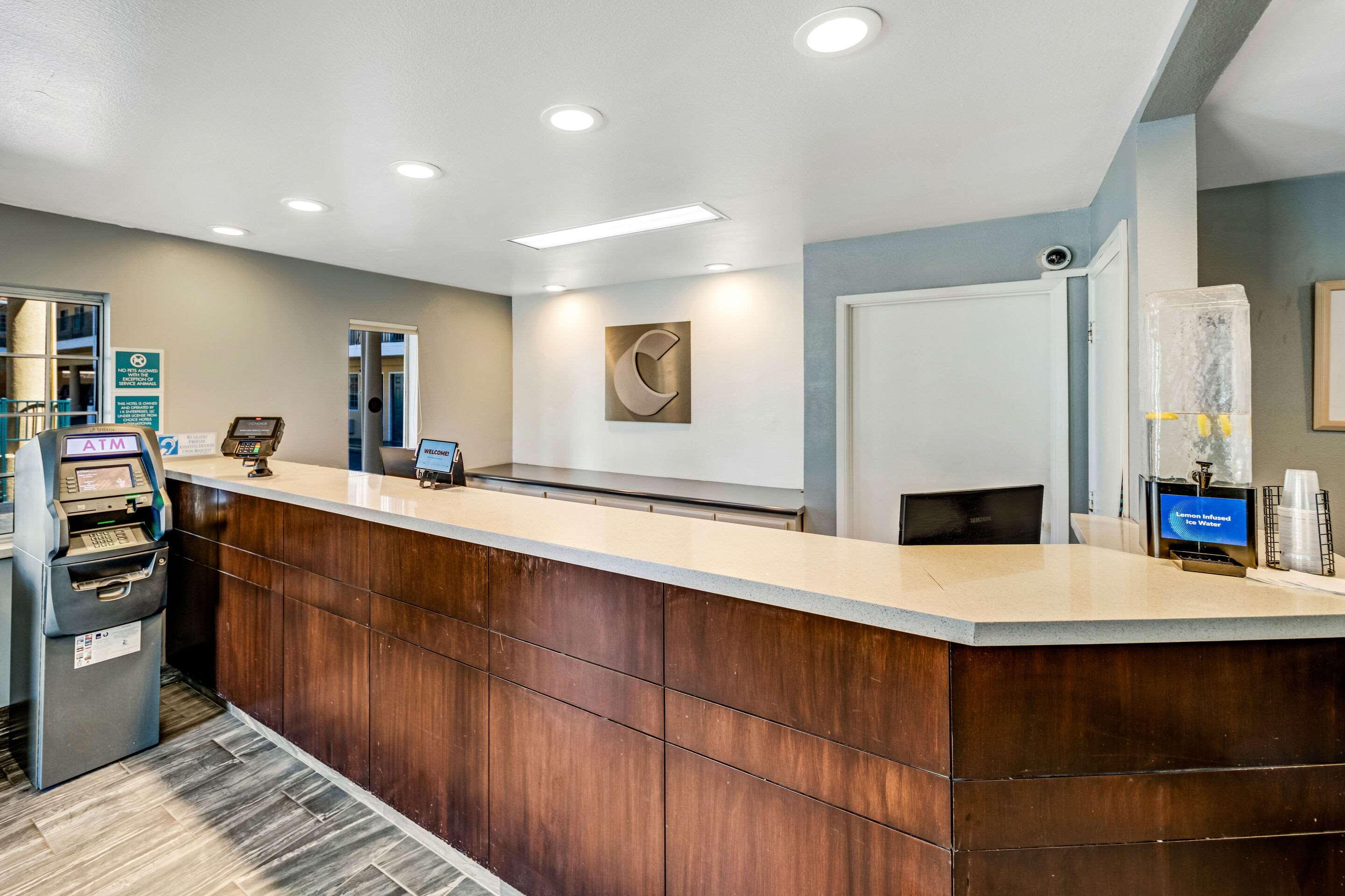 Front desk with friendly staff | Comfort Inn Beach/Boardwalk Area