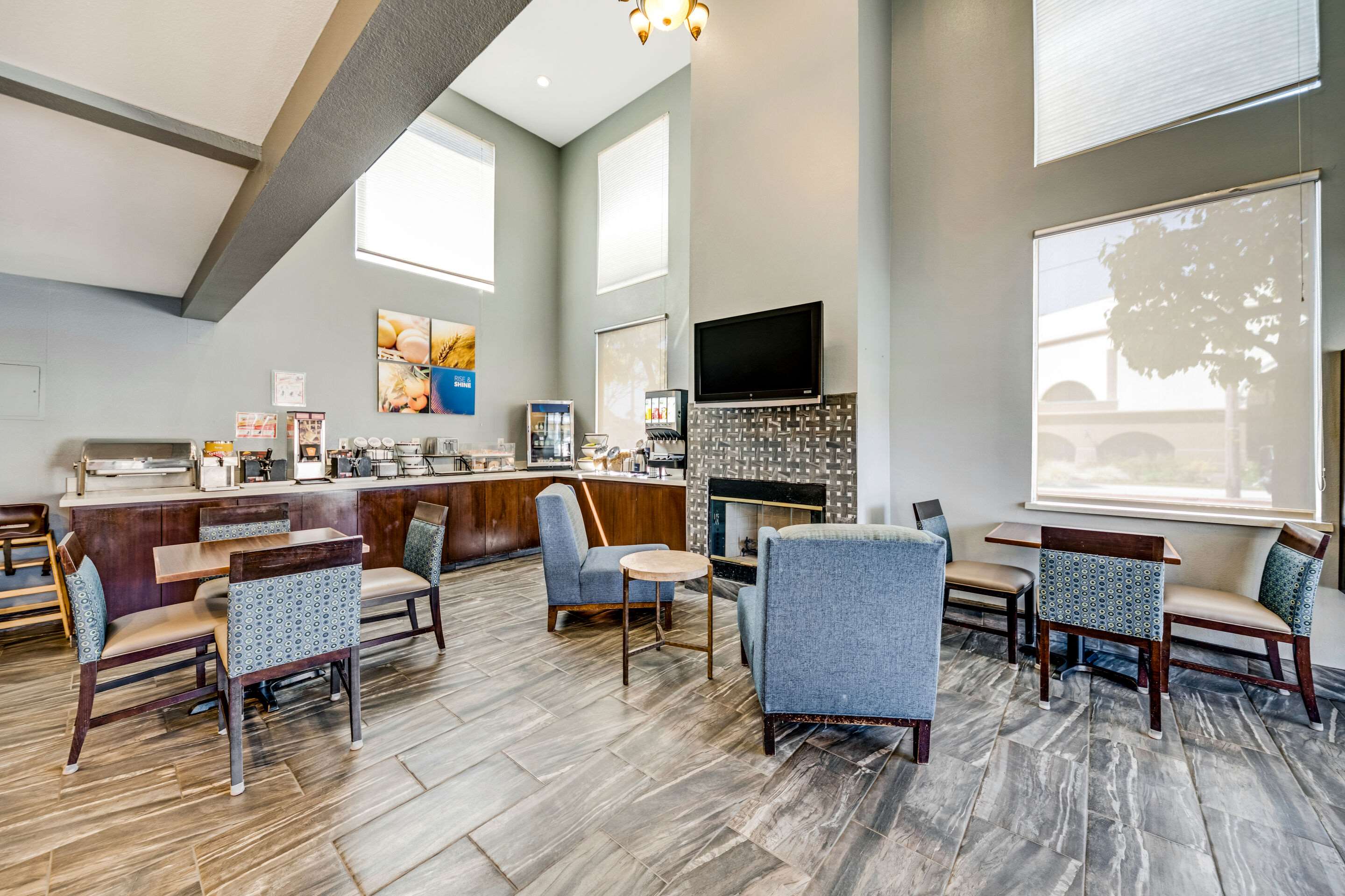 Breakfast area | Comfort Inn Beach/Boardwalk Area