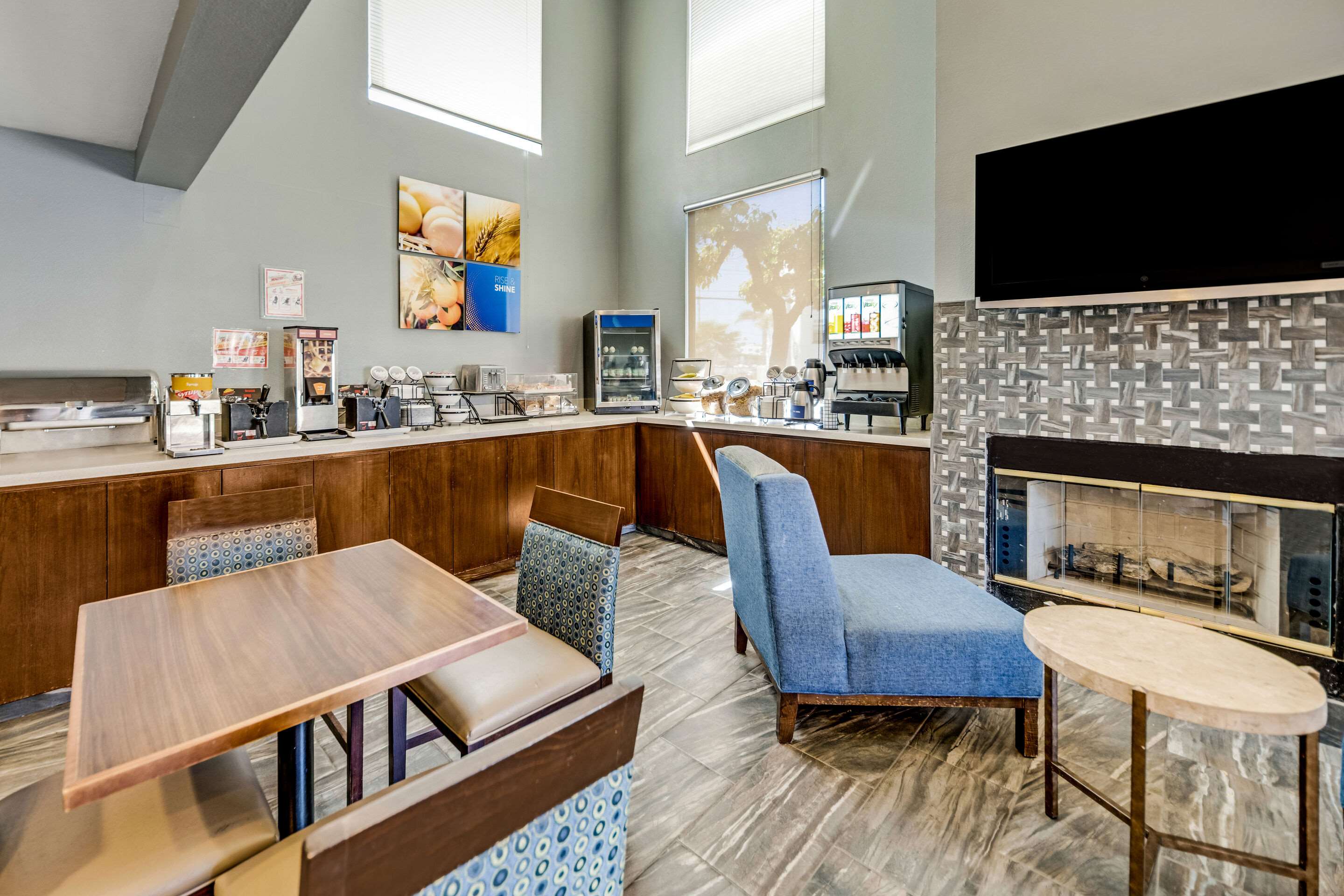 Breakfast area | Comfort Inn Beach/Boardwalk Area
