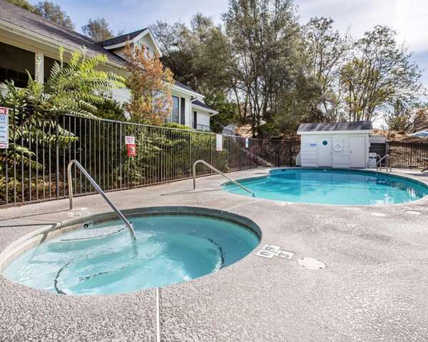 Pool - Quality Inn Yosemite Valley Gateway Mariposa