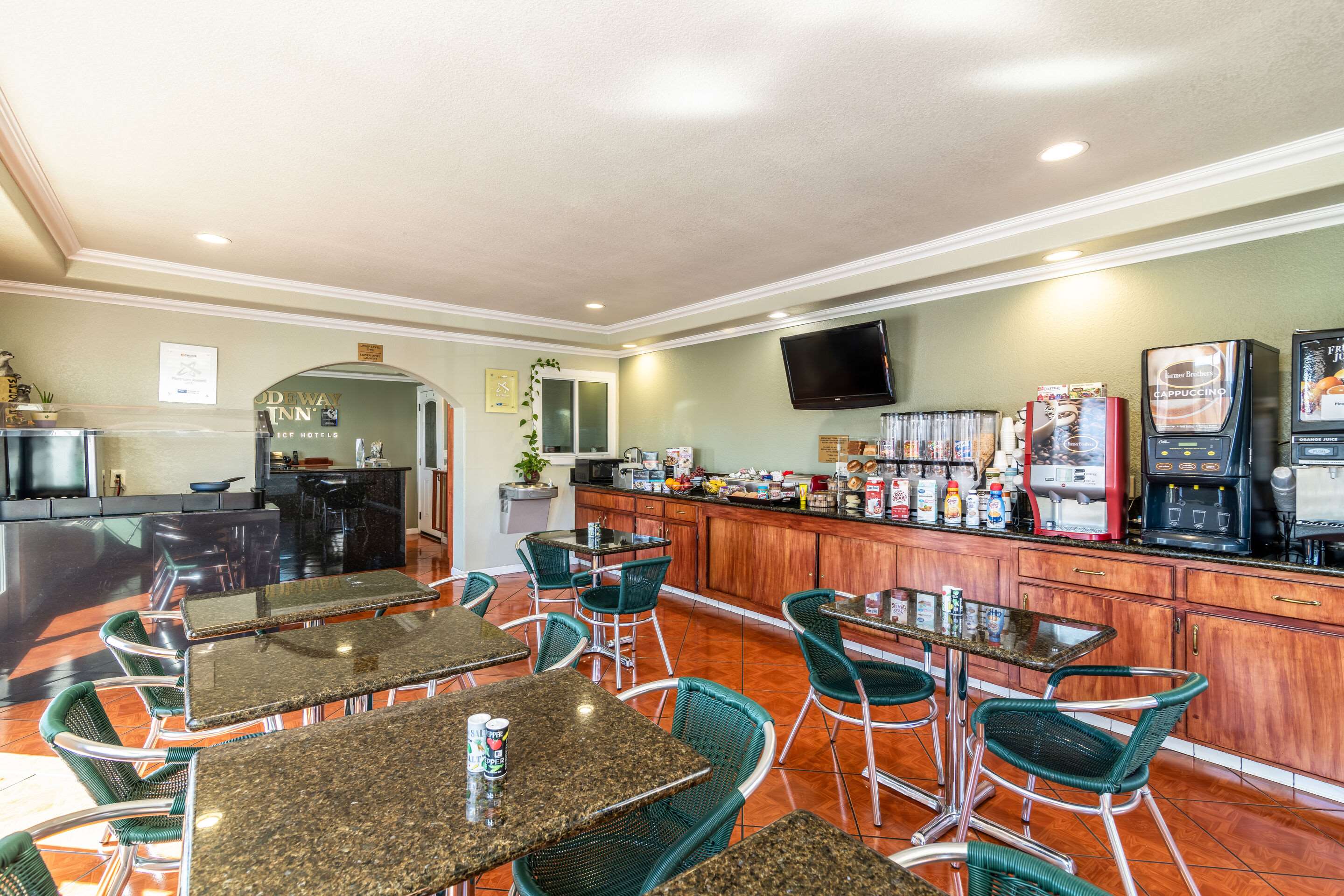 Breakfast area | Rodeway Inn On Historic Route 66