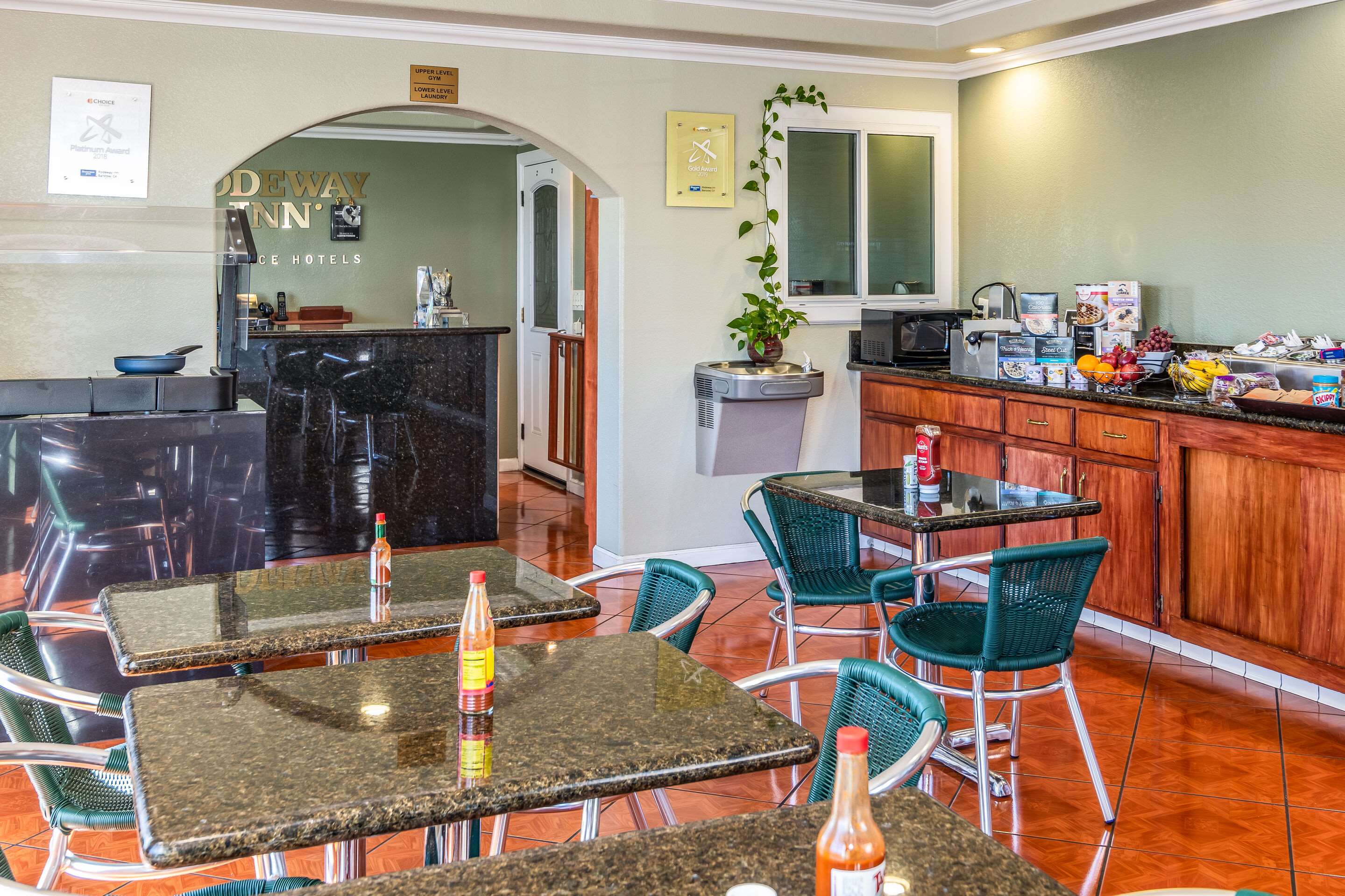 Breakfast area | Rodeway Inn On Historic Route 66