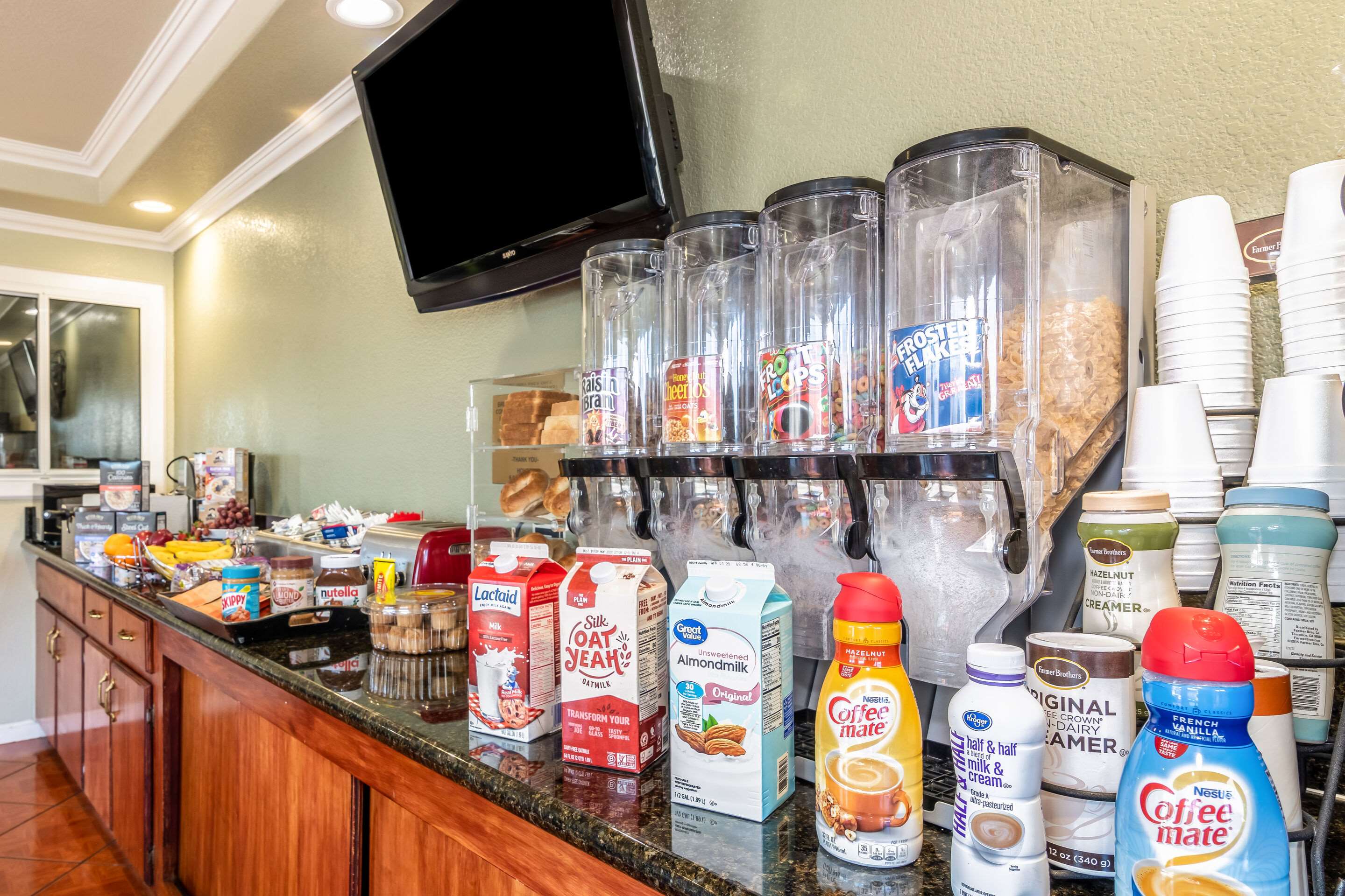 Breakfast area | Rodeway Inn On Historic Route 66