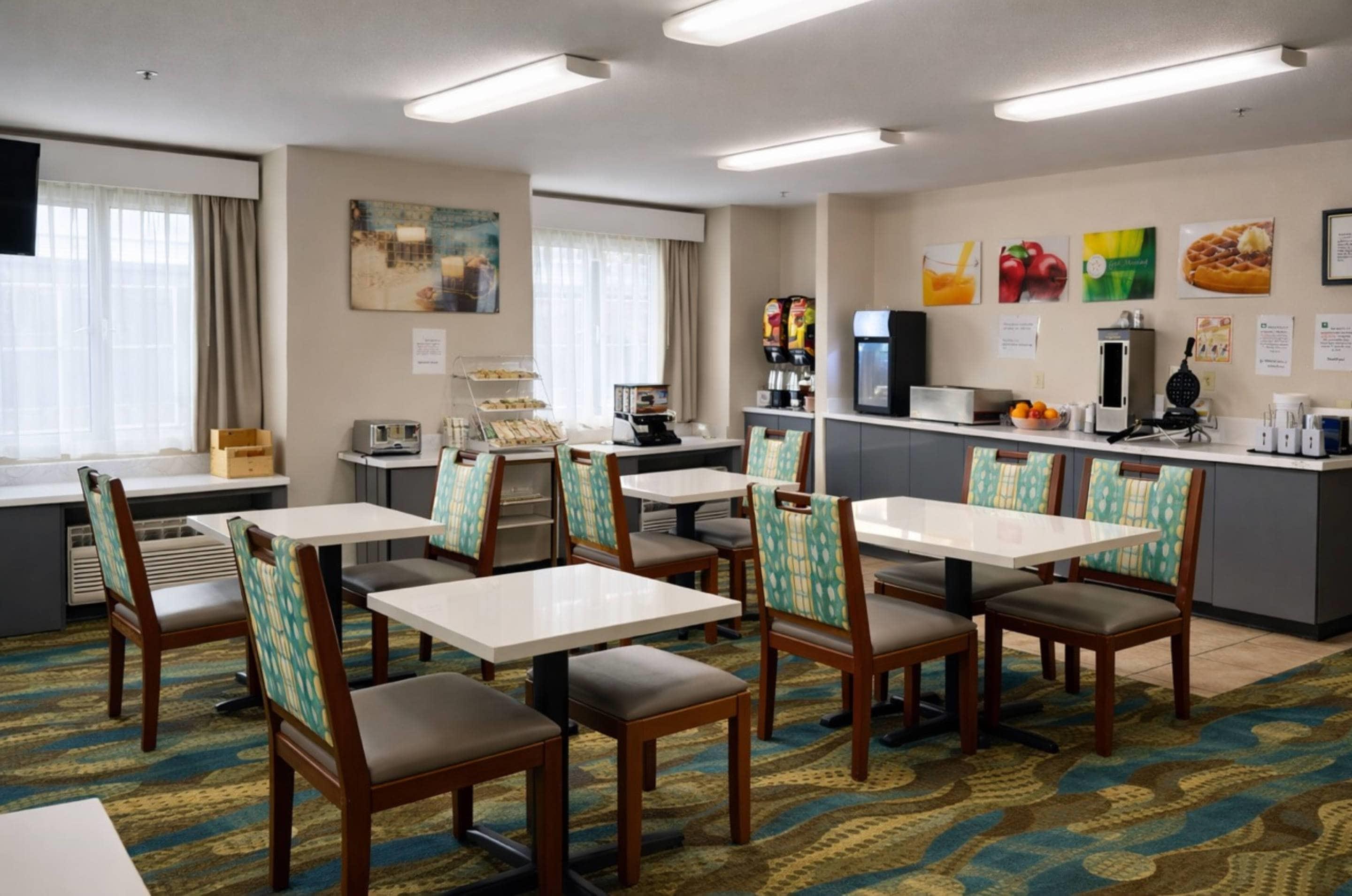 Enjoy breakfast in this seating area | Quality Inn & Suites Santa Rosa