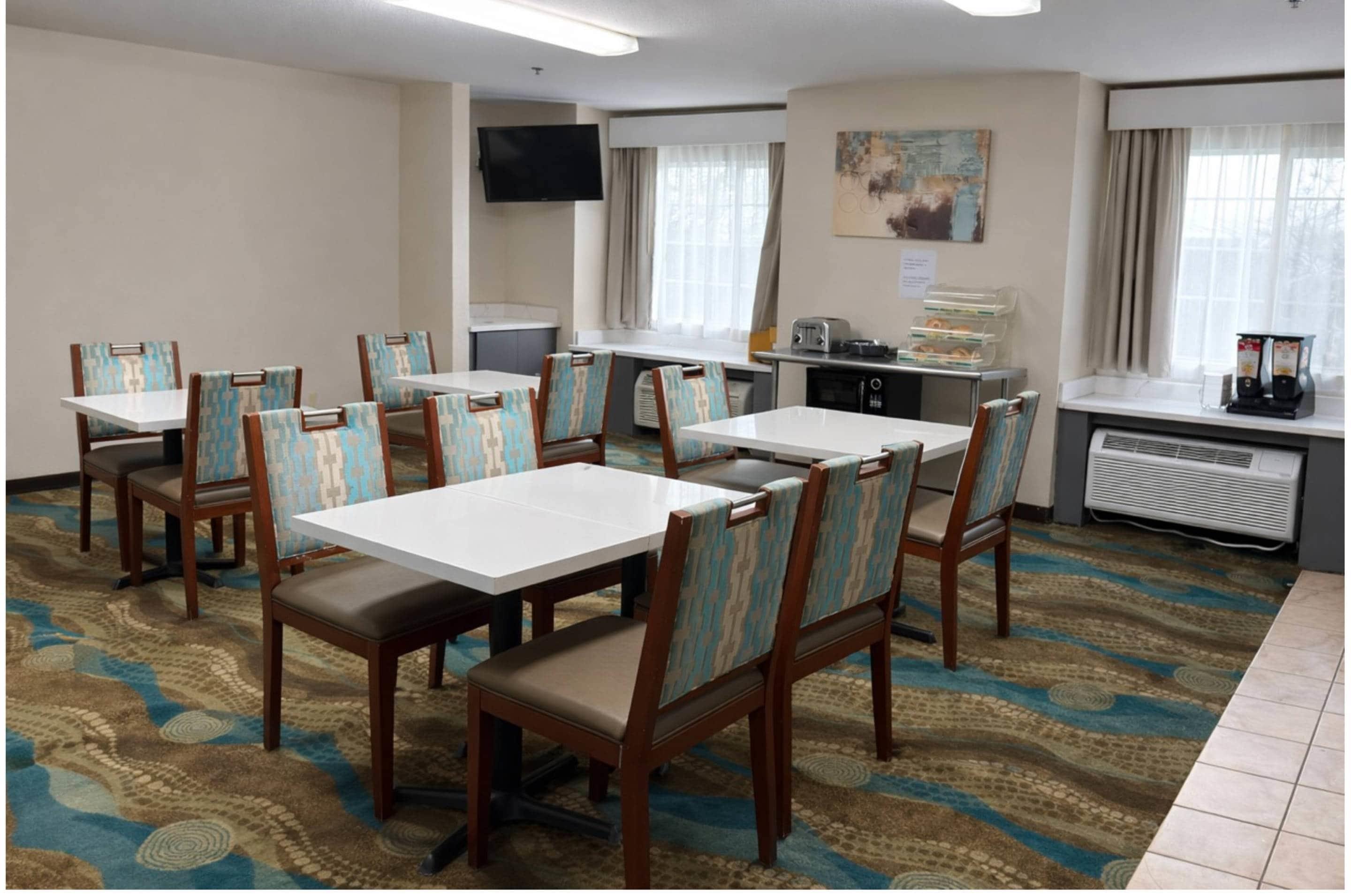 Enjoy breakfast in this seating area | Quality Inn & Suites Santa Rosa