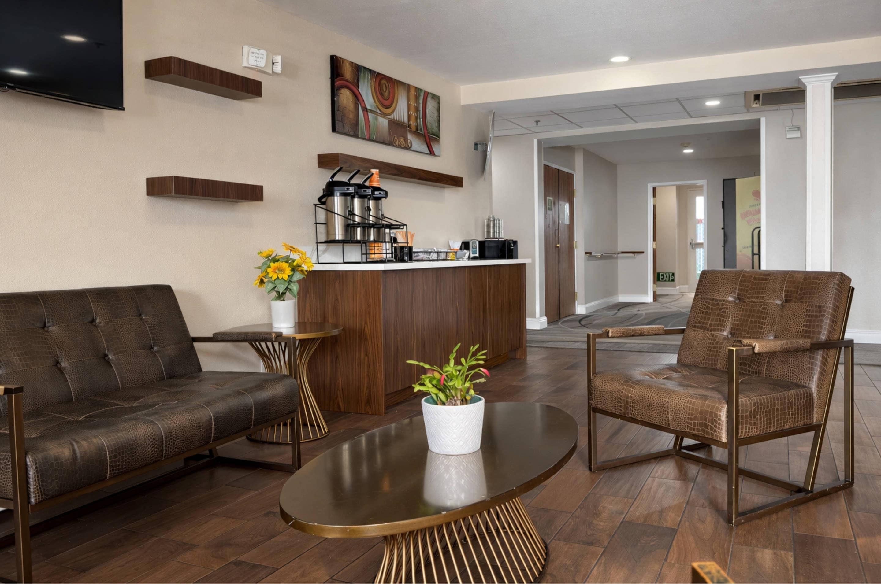 Lobby with sitting area | Quality Inn & Suites Santa Rosa