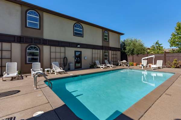 Pool - Comfort Inn & Suites Ukiah