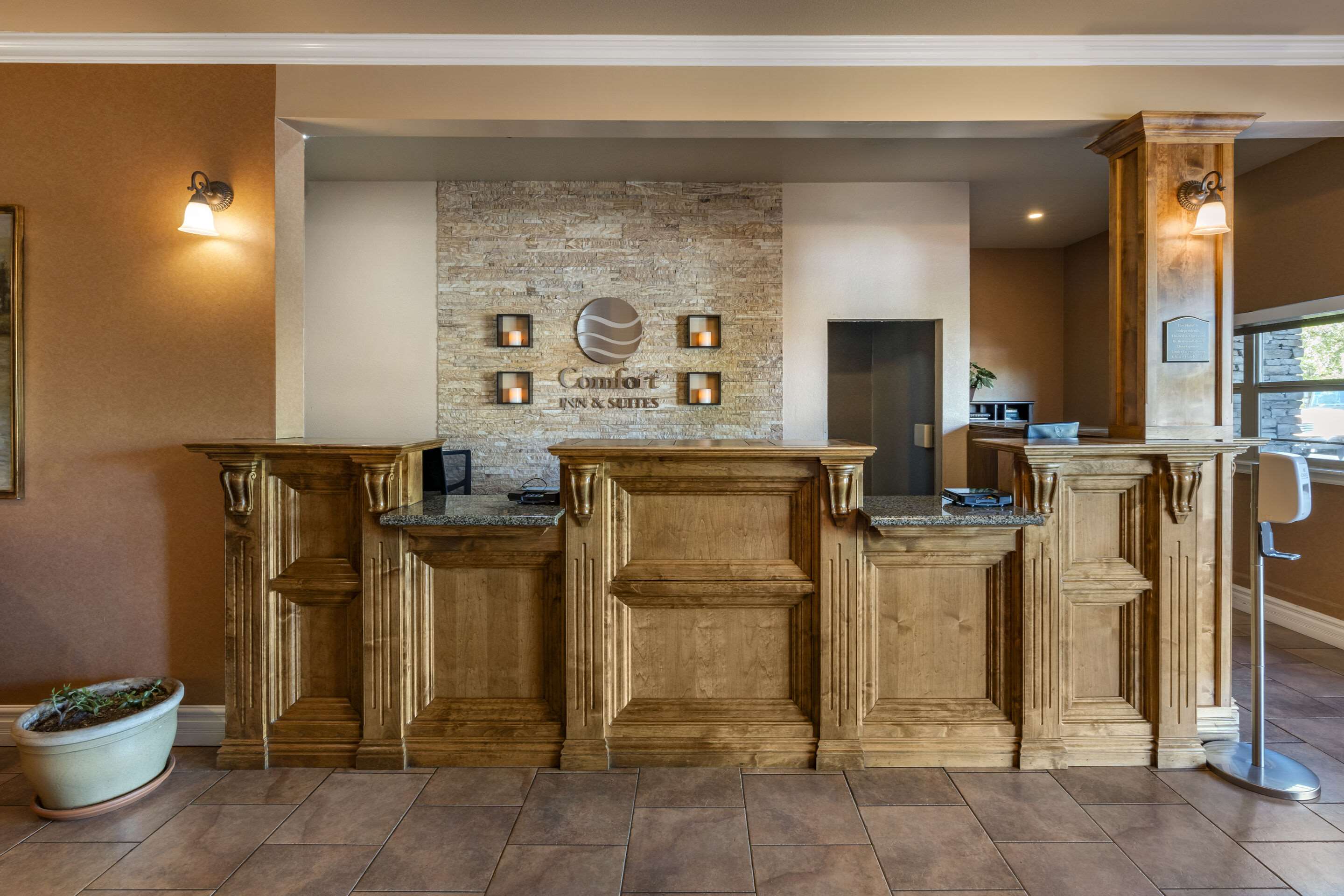 Front desk with friendly staff | Comfort Inn & Suites Ukiah Mendocino County