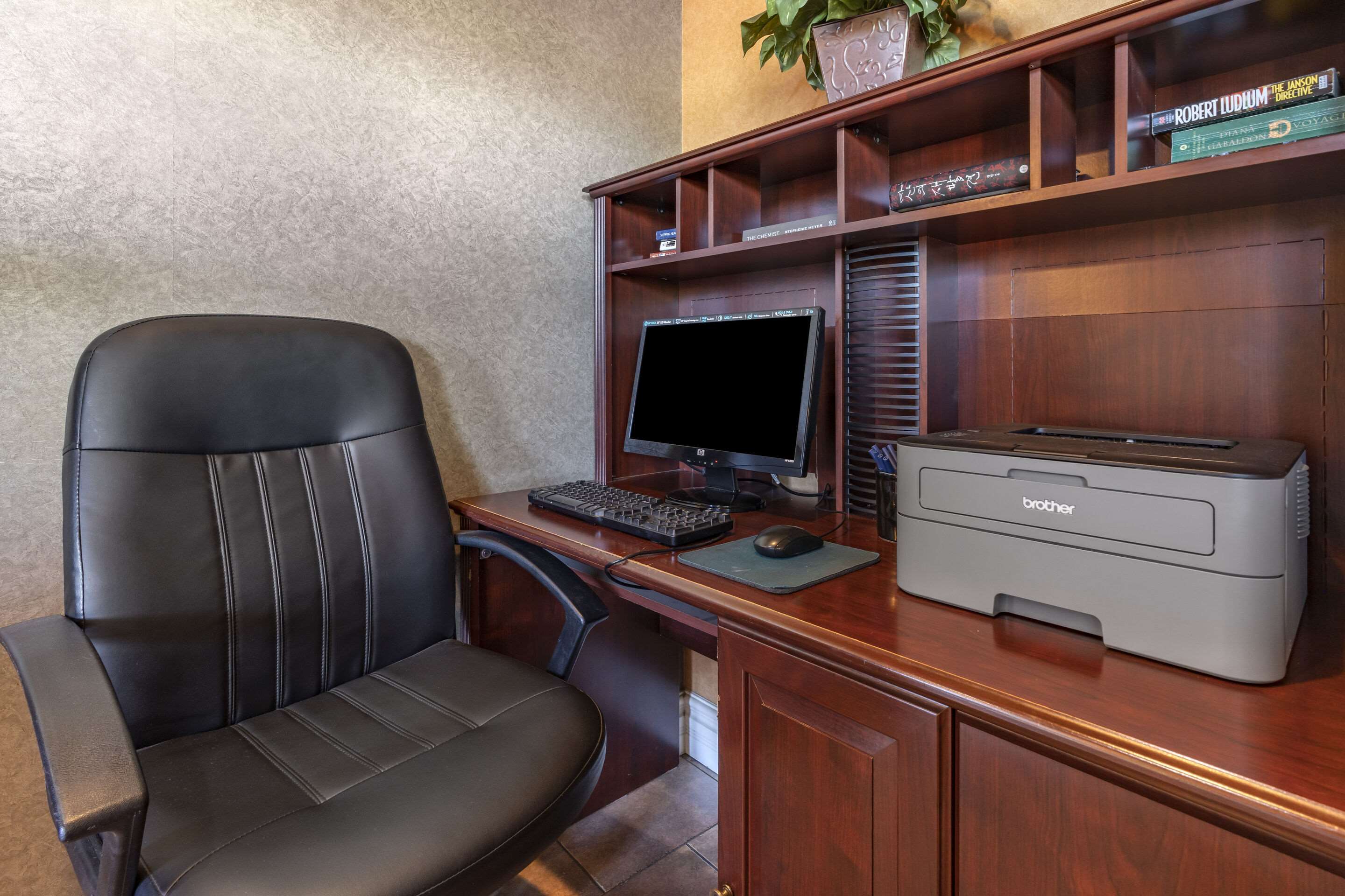 Computer in the lobby | Comfort Inn & Suites Ukiah Mendocino County