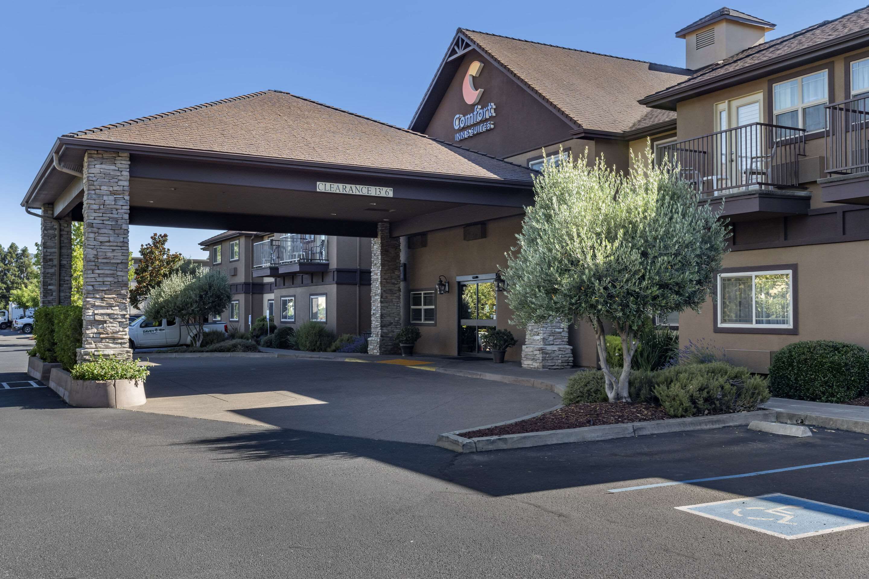 Hotel entrance | Comfort Inn & Suites Ukiah Mendocino County