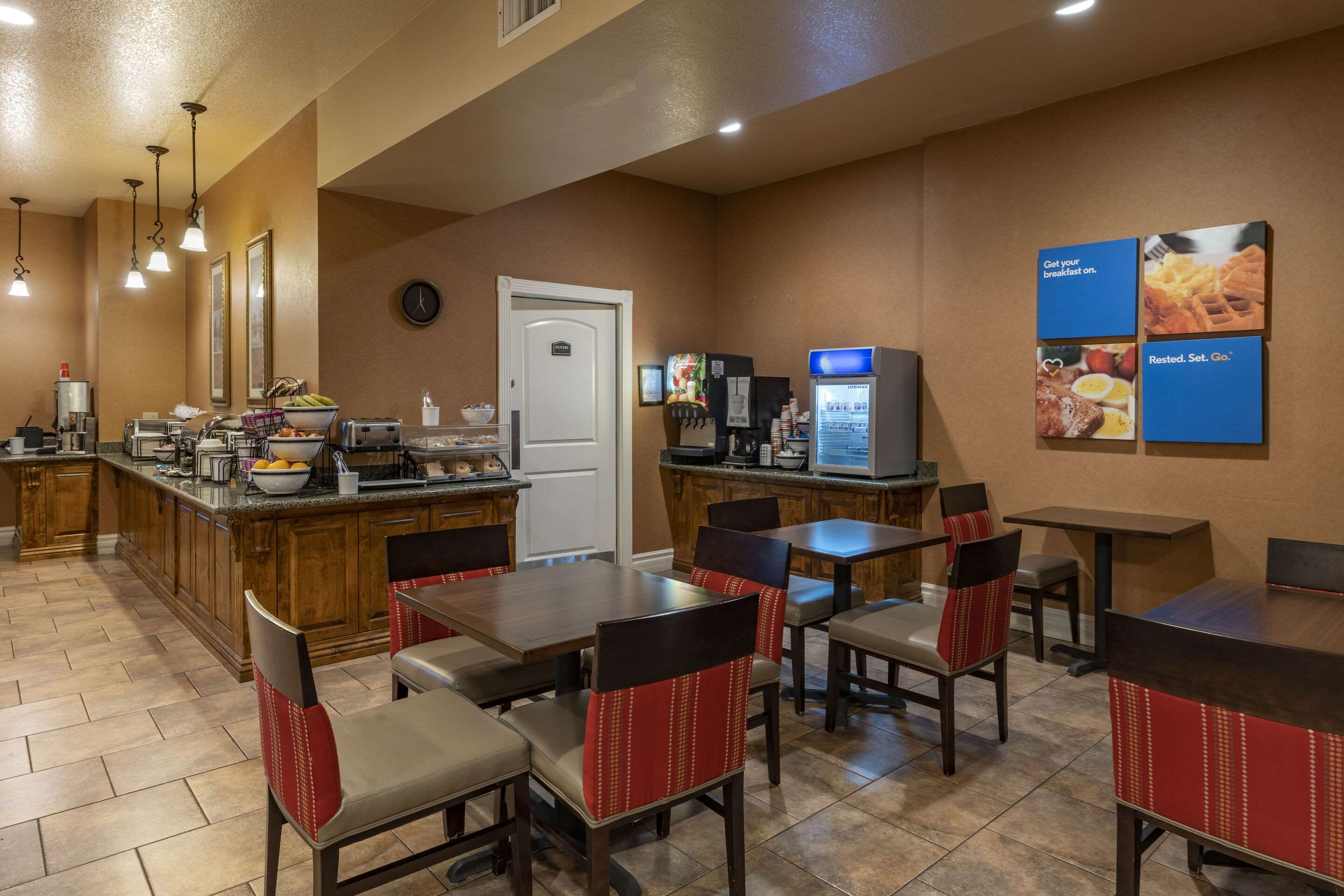 Enjoy breakfast in this seating area | Comfort Inn & Suites Ukiah Mendocino County