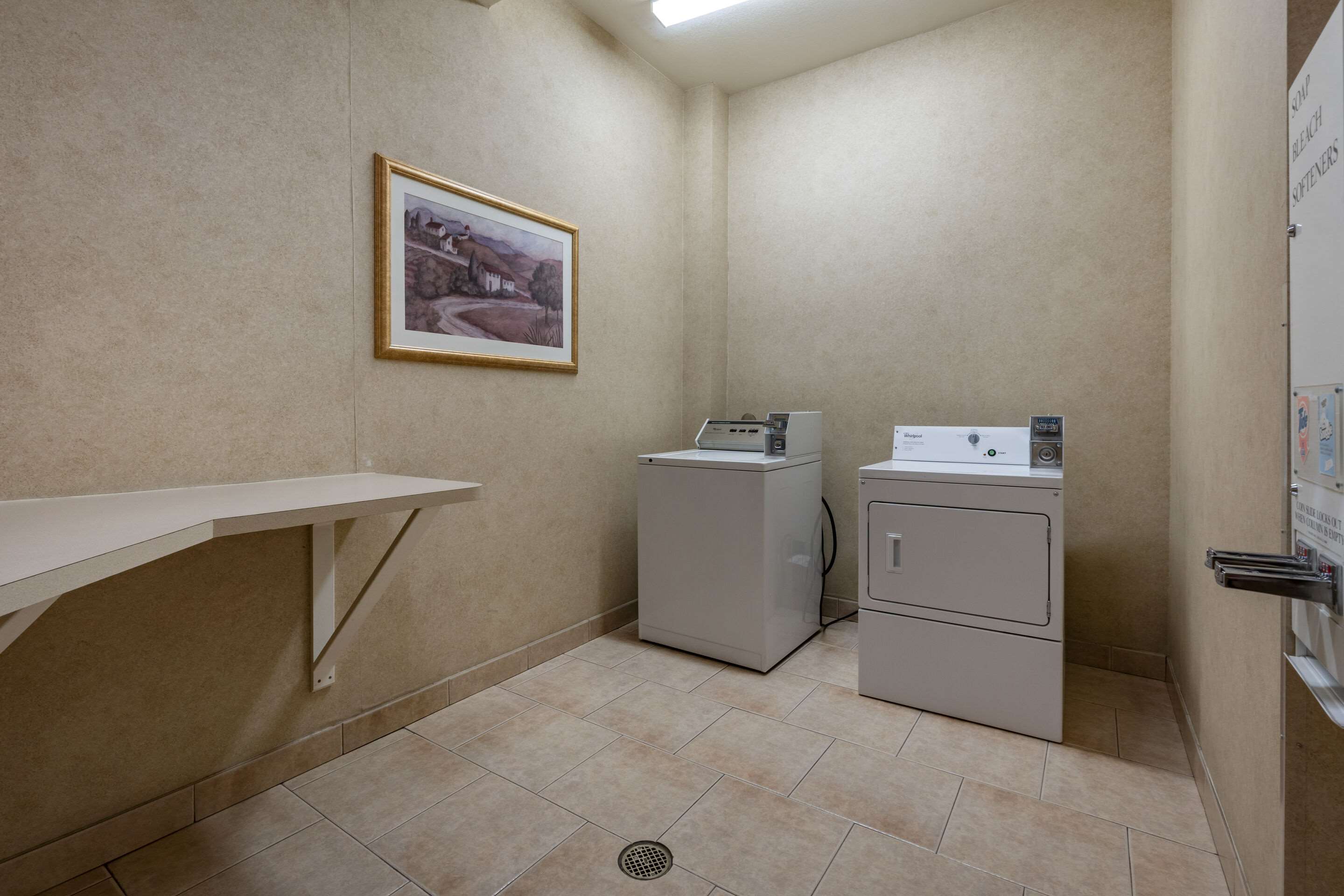 Guest laundry facilities | Comfort Inn & Suites Ukiah Mendocino County