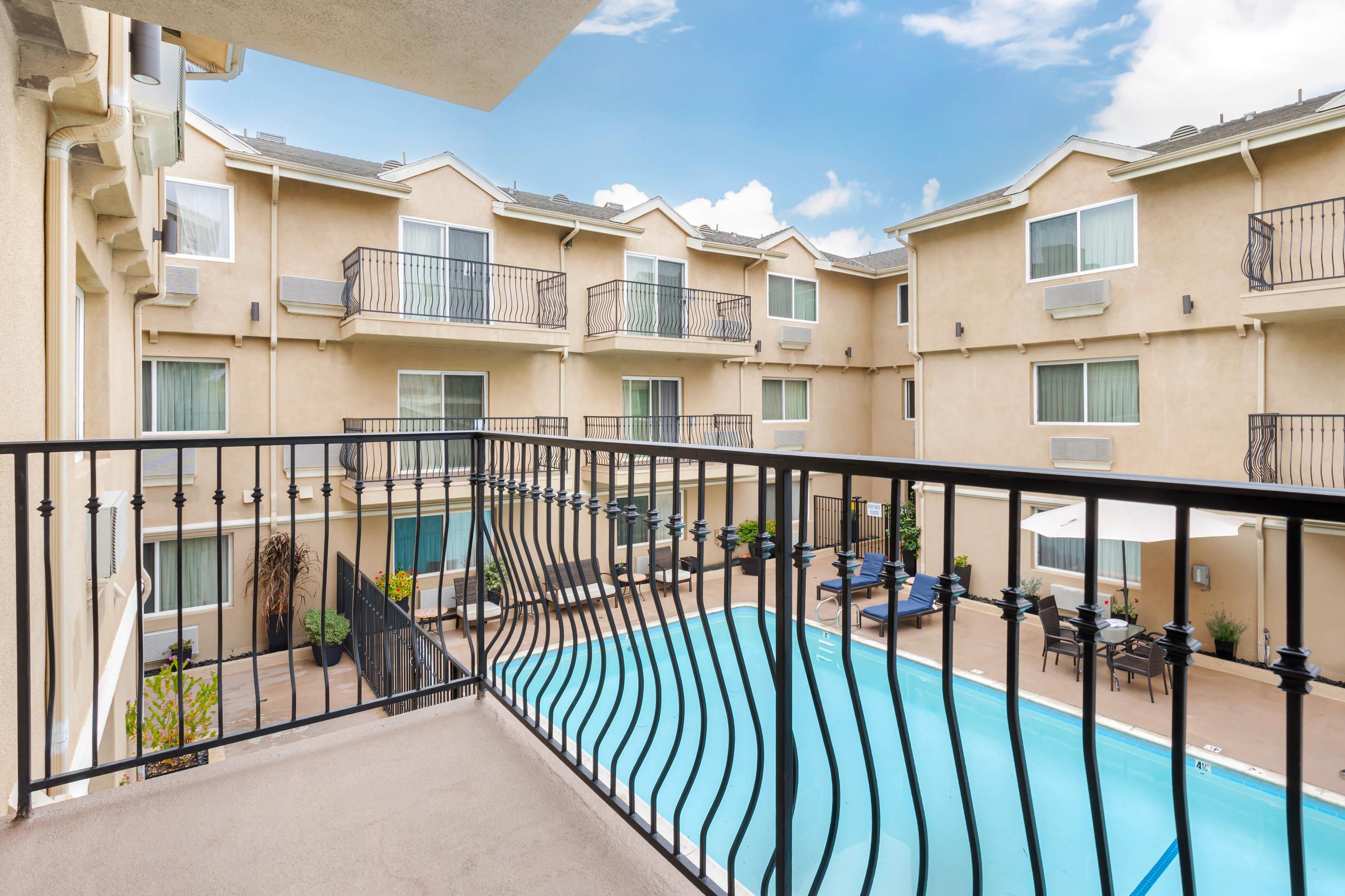 Outdoor pool | Comfort Inn Cockatoo near LAX Airport