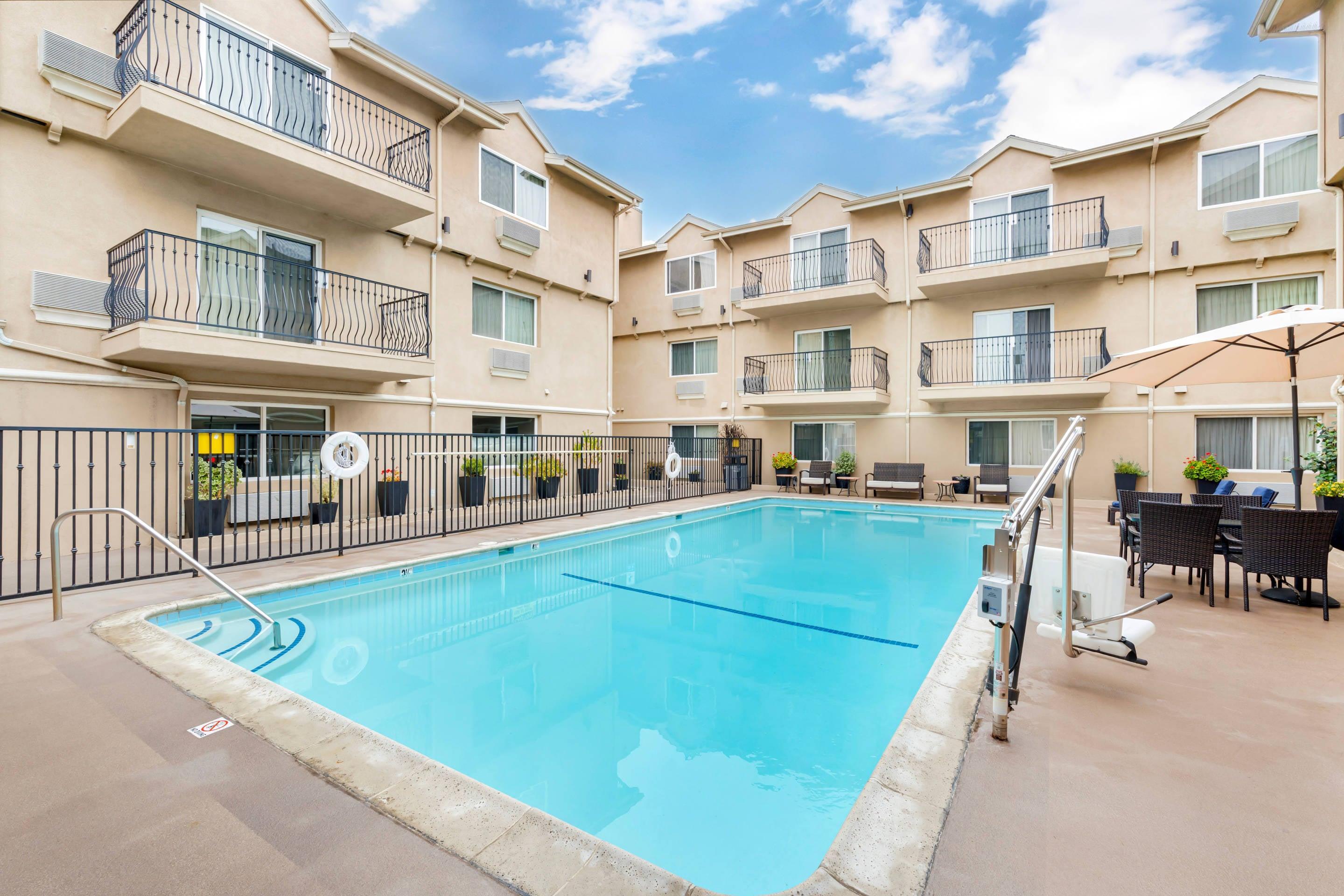 Outdoor pool | Comfort Inn Cockatoo near LAX Airport