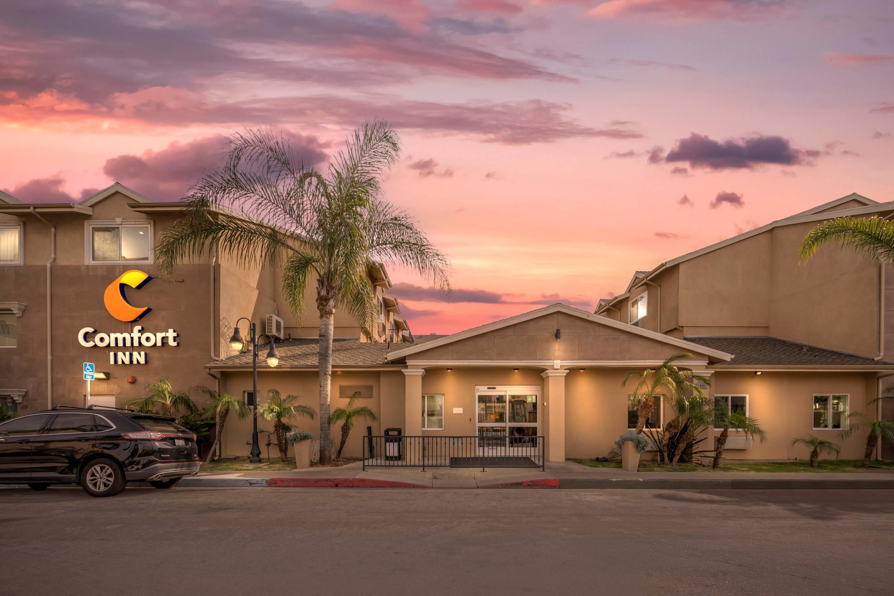 Hotel at Night | Comfort Inn Cockatoo near LAX Airport
