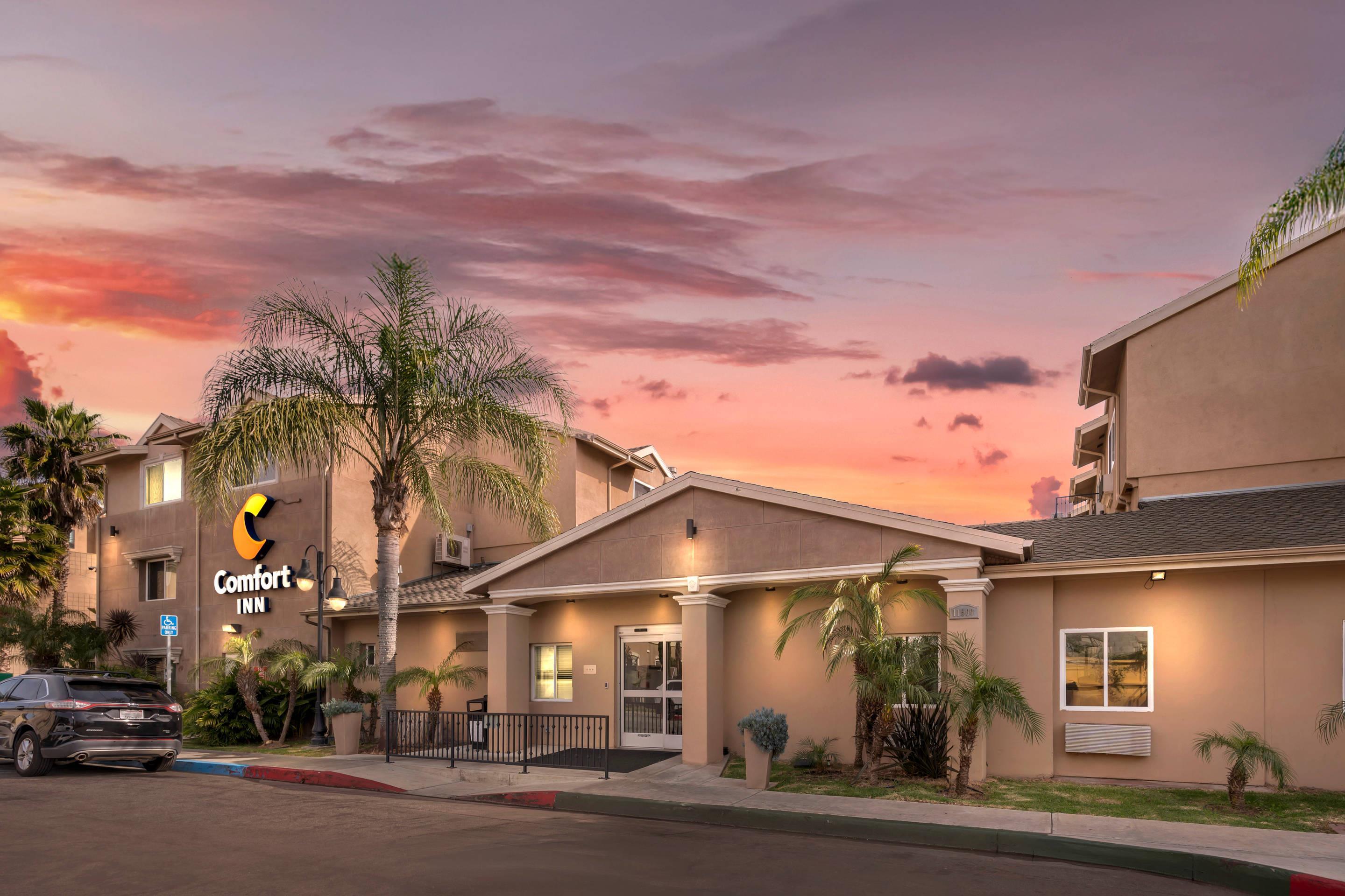 Hotel at Night | Comfort Inn Cockatoo near LAX Airport