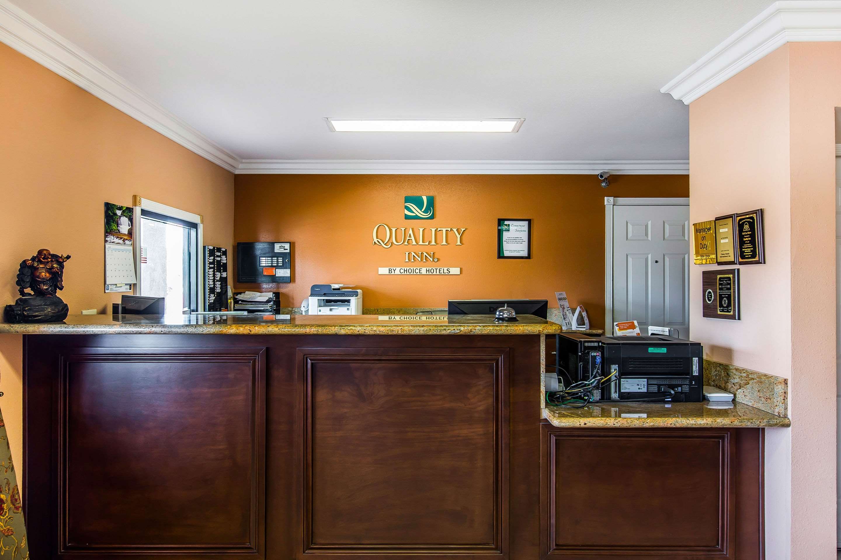 Hotel lobby | Quality Inn Lake Elsinore